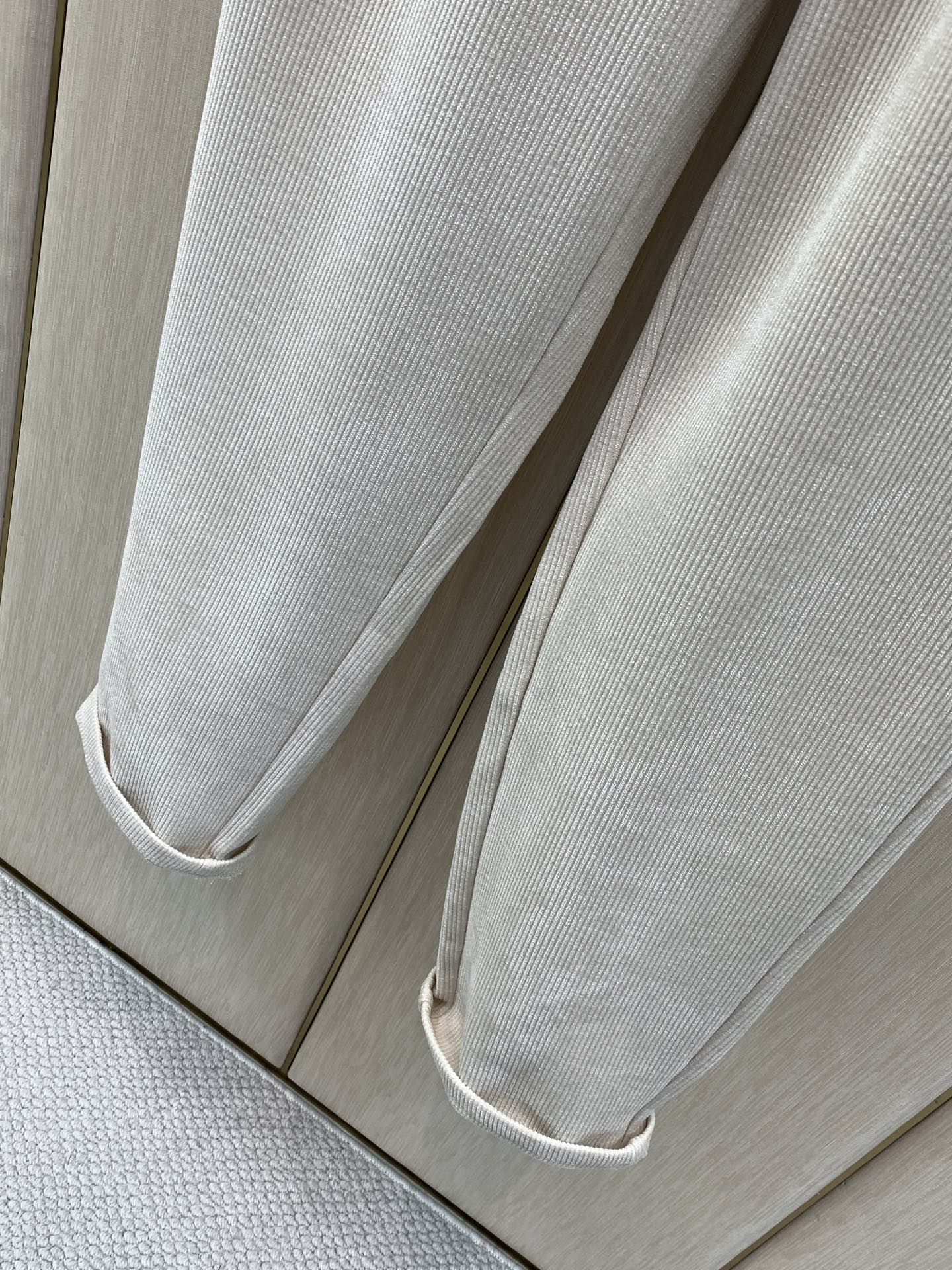 ，Zegna 浅咖色抽绳休闲裤  材质 羊毛混纺 时尚系列，独特设计，抽绳休闲长裤  订纱开始订染和订纺。 国内某大厂出