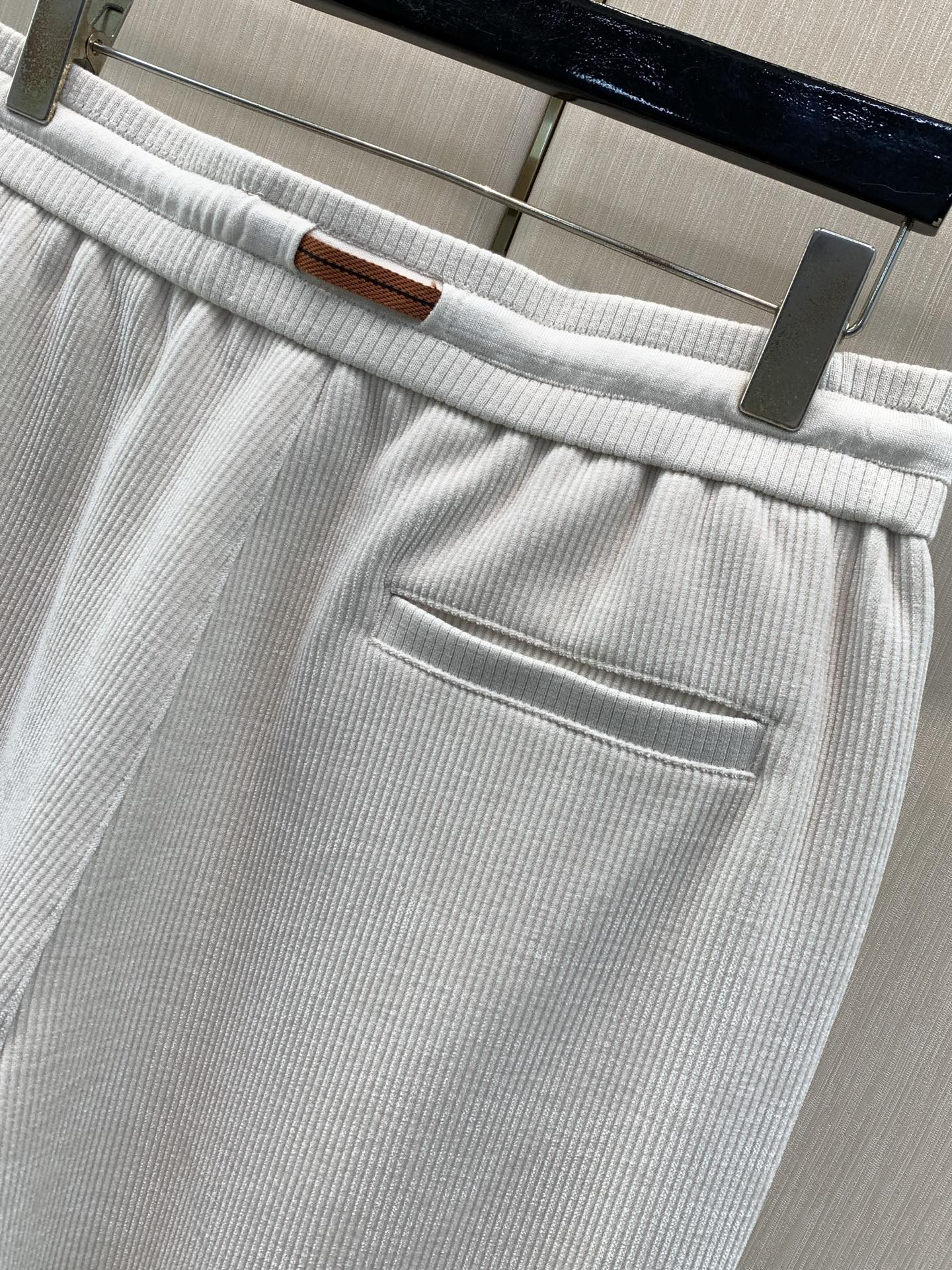 ，Zegna 浅咖色抽绳休闲裤  材质 羊毛混纺 时尚系列，独特设计，抽绳休闲长裤  订纱开始订染和订纺。 国内某大厂出
