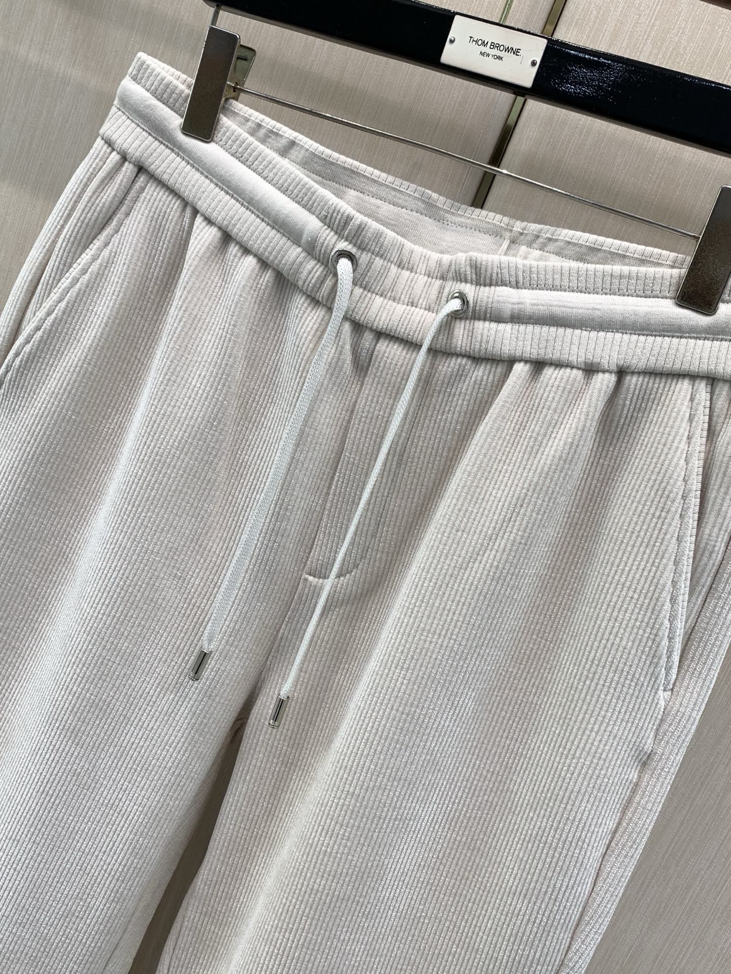 ，Zegna 浅咖色抽绳休闲裤  材质 羊毛混纺 时尚系列，独特设计，抽绳休闲长裤  订纱开始订染和订纺。 国内某大厂出
