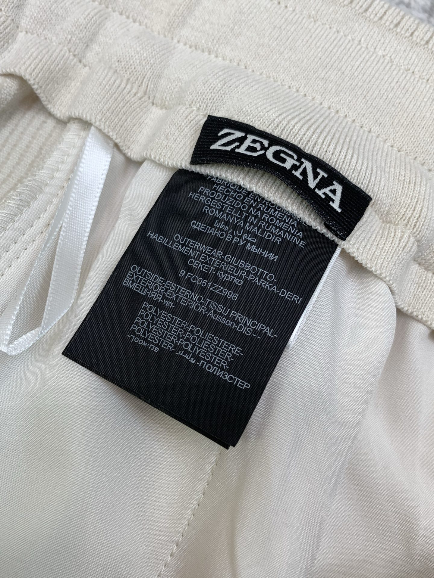 ，Zegna 浅咖色抽绳休闲裤  材质 羊毛混纺 时尚系列，独特设计，抽绳休闲长裤  订纱开始订染和订纺。 国内某大厂出
