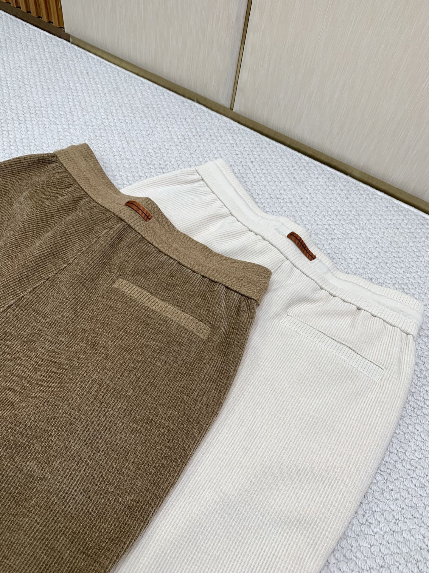 ，Zegna 浅咖色抽绳休闲裤  材质 羊毛混纺 时尚系列，独特设计，抽绳休闲长裤  订纱开始订染和订纺。 国内某大厂出