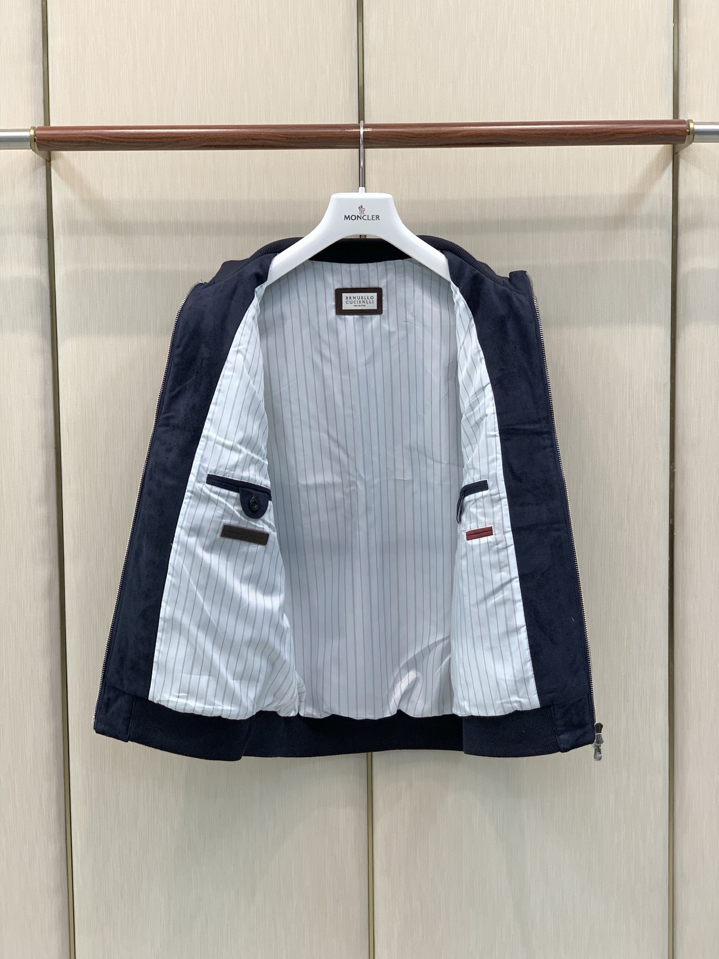 ，BRUNELLO CUCINELLI 意大利神狮，2026秋冬最新品，专柜同步有售，原单狠货，时尚休闲立领薄棉马甲，采