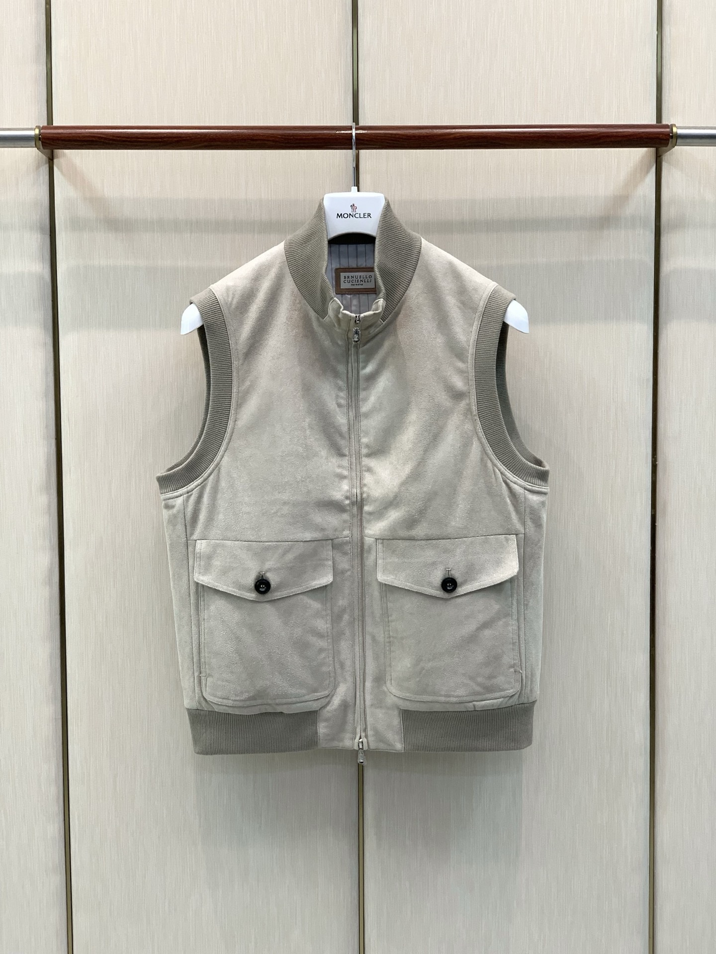 ，BRUNELLO CUCINELLI 意大利神狮，2026秋冬最新品，专柜同步有售，原单狠货，时尚休闲立领薄棉马甲，采