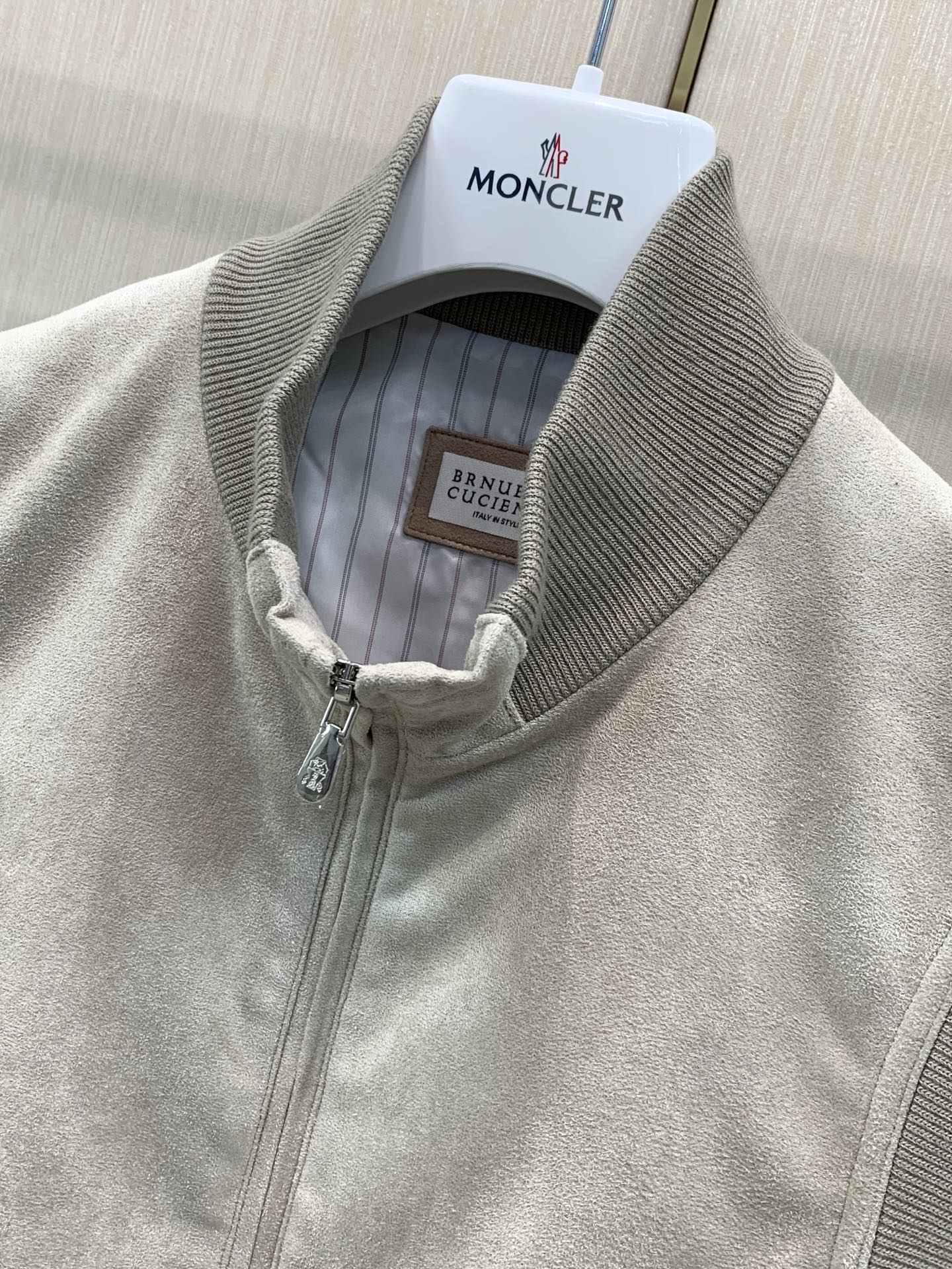 ,BRUNELLO CUCINELLI 意大利神狮,2026秋冬最新品,专柜同步有售,原单狠货,时尚休闲立领薄棉马甲,采 ,BRUNELLO CUCINELLI 意大利神狮,2026秋冬最新品,专柜同步有售,原单狠货,时尚休闲立领薄棉马甲,采
