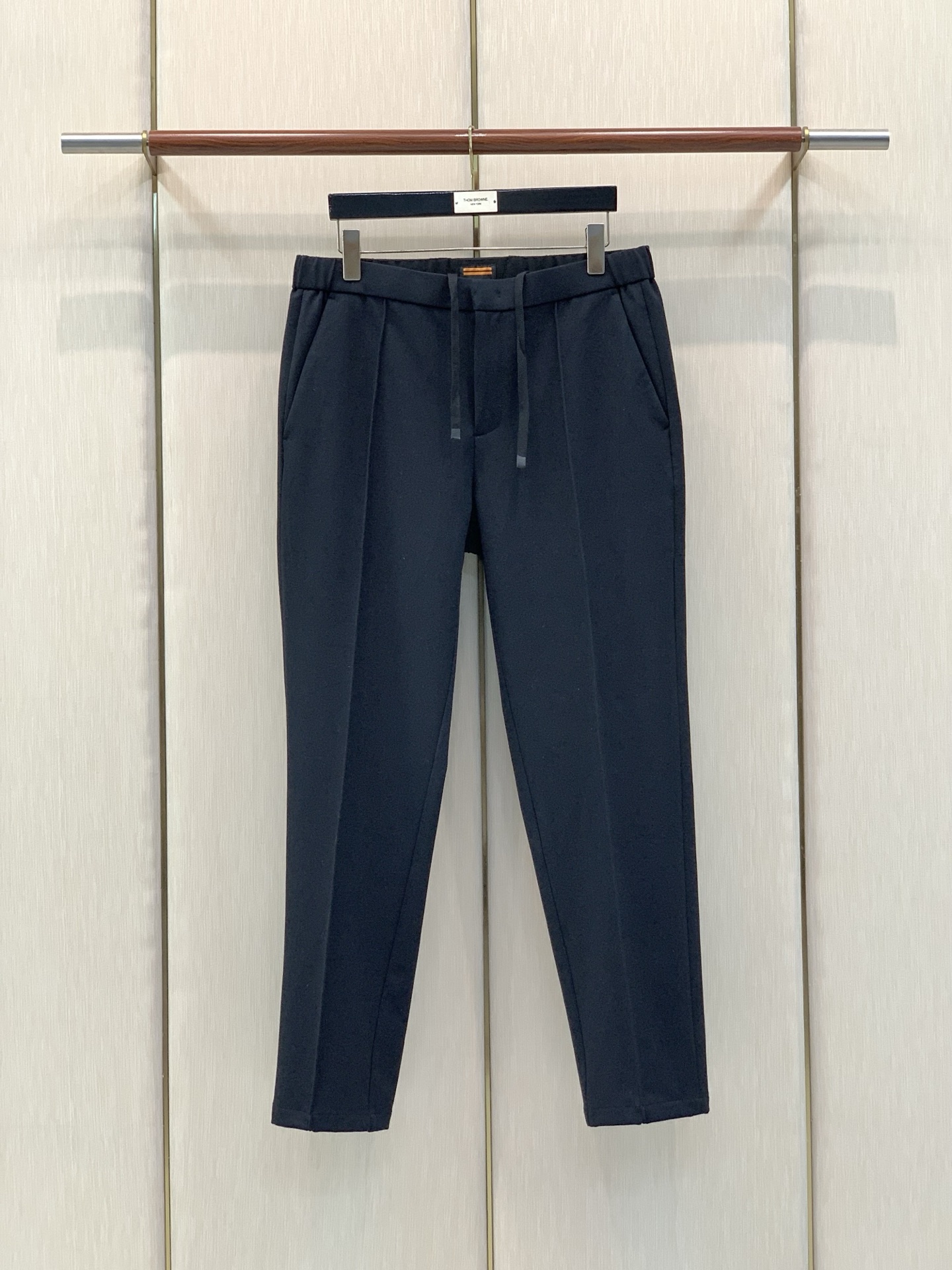 ，Zegna 黑色松紧运动休闲裤 材质 羊毛混纺 时尚系列，独特设计，抽绳休闲长裤  订纱开始订染和订纺。 国内某大厂出