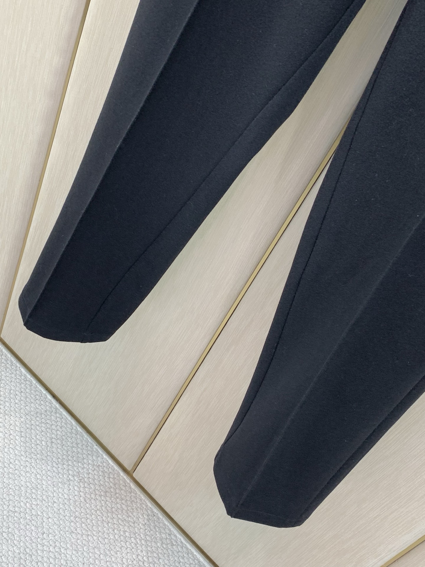 ,Zegna 黑色松紧运动休闲裤 材质 羊毛混纺 时尚系列,独特设计,抽绳休闲长裤 订纱开始订染和订纺。 国内某大厂出 ,Zegna 黑色松紧运动休闲裤 材质 羊毛混纺 时尚系列,独特设计,抽绳休闲长裤 订纱开始订染和订纺。 国内某大厂出