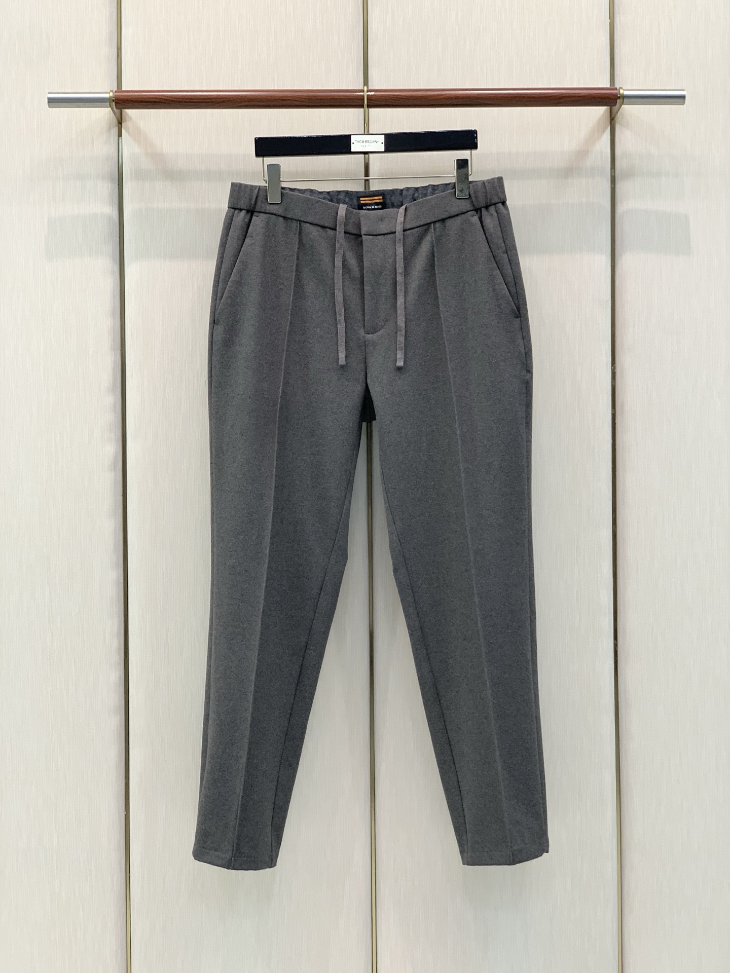 ，Zegna 黑色松紧运动休闲裤 材质 羊毛混纺 时尚系列，独特设计，抽绳休闲长裤  订纱开始订染和订纺。 国内某大厂出