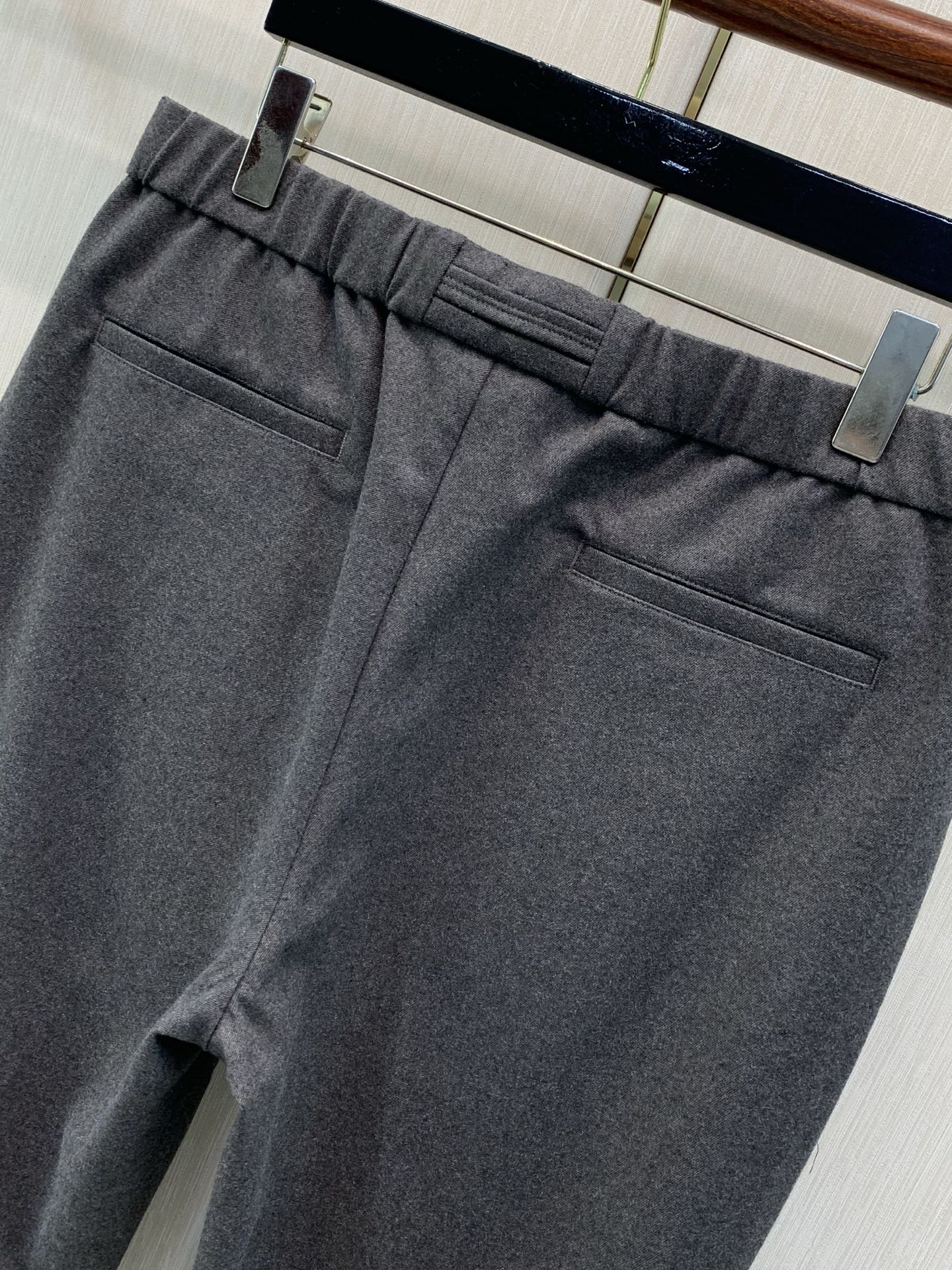 ，Zegna 黑色松紧运动休闲裤 材质 羊毛混纺 时尚系列，独特设计，抽绳休闲长裤  订纱开始订染和订纺。 国内某大厂出