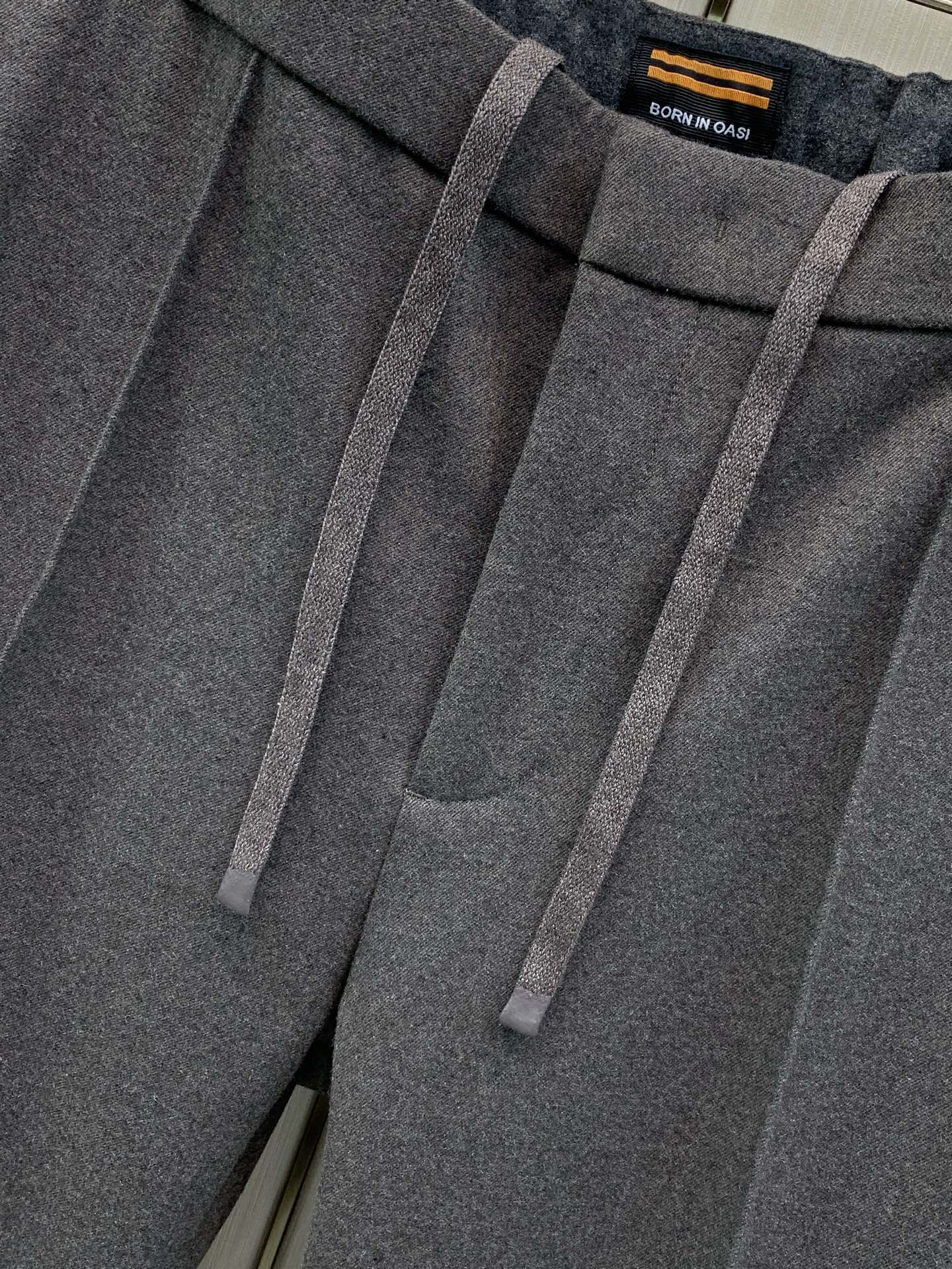 ，Zegna 黑色松紧运动休闲裤 材质 羊毛混纺 时尚系列，独特设计，抽绳休闲长裤  订纱开始订染和订纺。 国内某大厂出