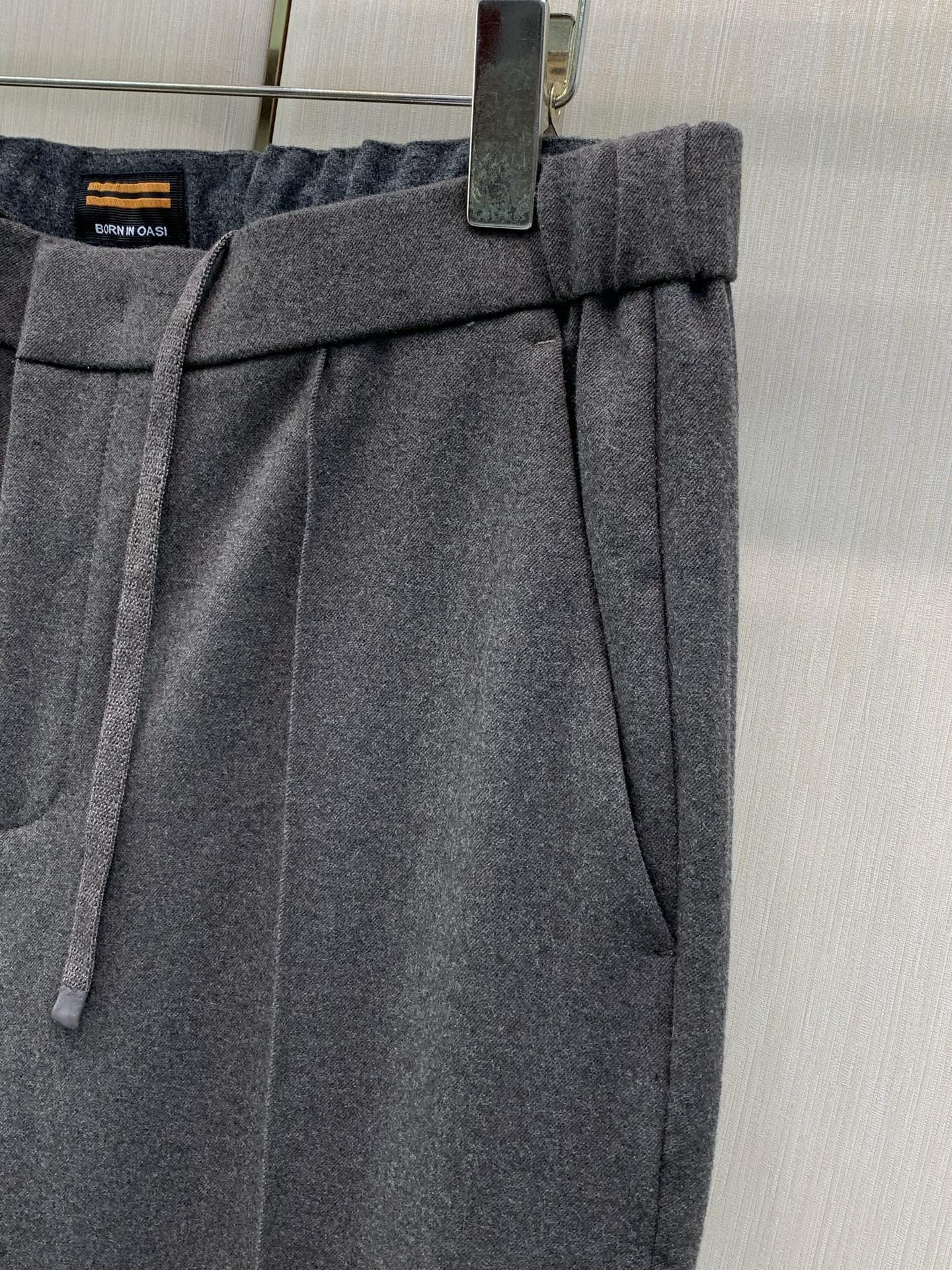 ，Zegna 黑色松紧运动休闲裤 材质 羊毛混纺 时尚系列，独特设计，抽绳休闲长裤  订纱开始订染和订纺。 国内某大厂出