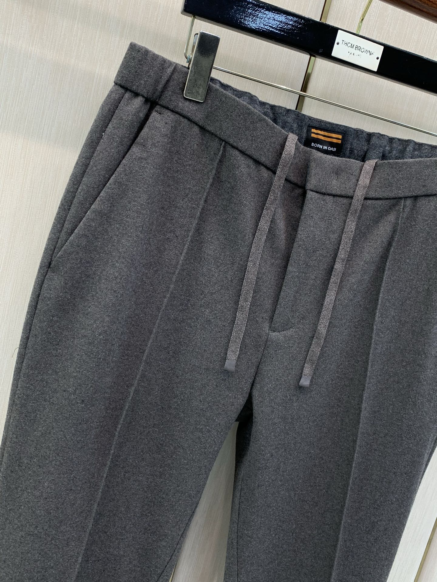 ，Zegna 黑色松紧运动休闲裤 材质 羊毛混纺 时尚系列，独特设计，抽绳休闲长裤  订纱开始订染和订纺。 国内某大厂出
