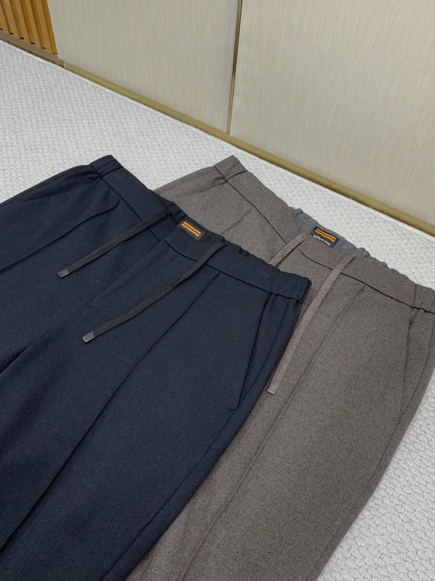 ，Zegna 黑色松紧运动休闲裤 材质 羊毛混纺 时尚系列，独特设计，抽绳休闲长裤  订纱开始订染和订纺。 国内某大厂出