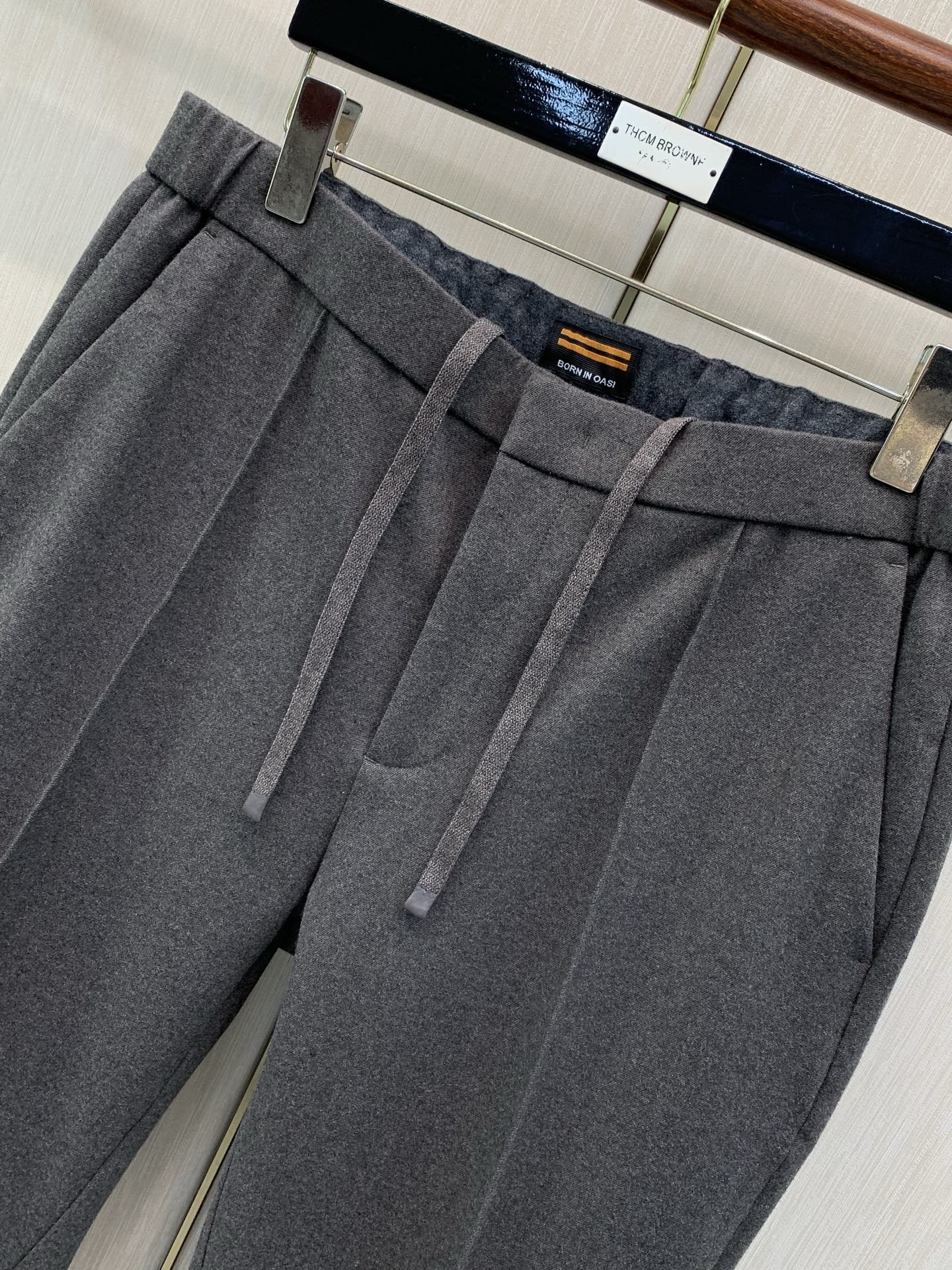 ，Zegna 黑色松紧运动休闲裤 材质 羊毛混纺 时尚系列，独特设计，抽绳休闲长裤  订纱开始订染和订纺。 国内某大厂出