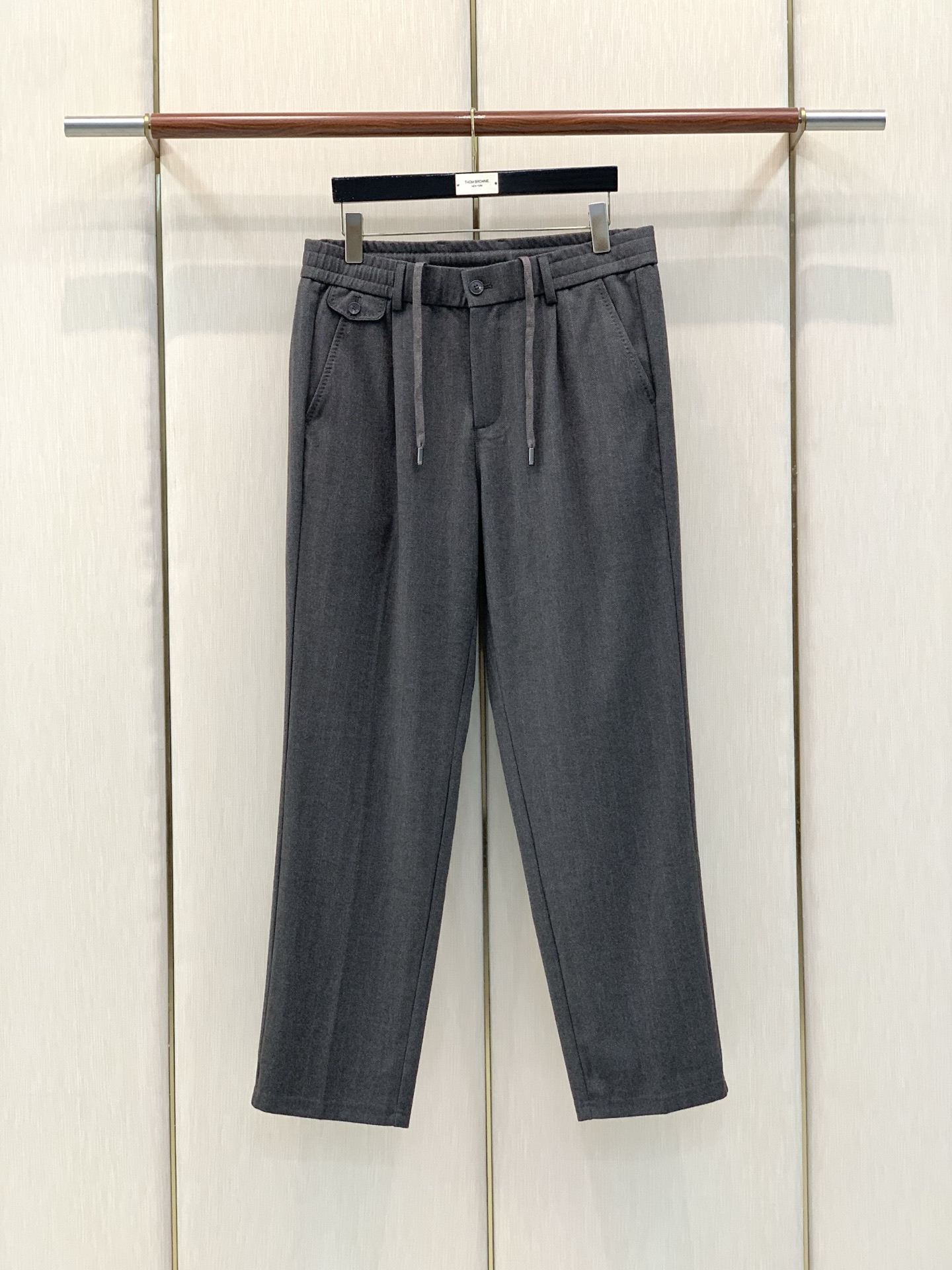 ，Zegna 松紧休闲裤 材质 羊毛混纺 时尚系列，独特设计，抽绳休闲长裤  订纱开始订染和订纺。 国内某大厂出口日本 