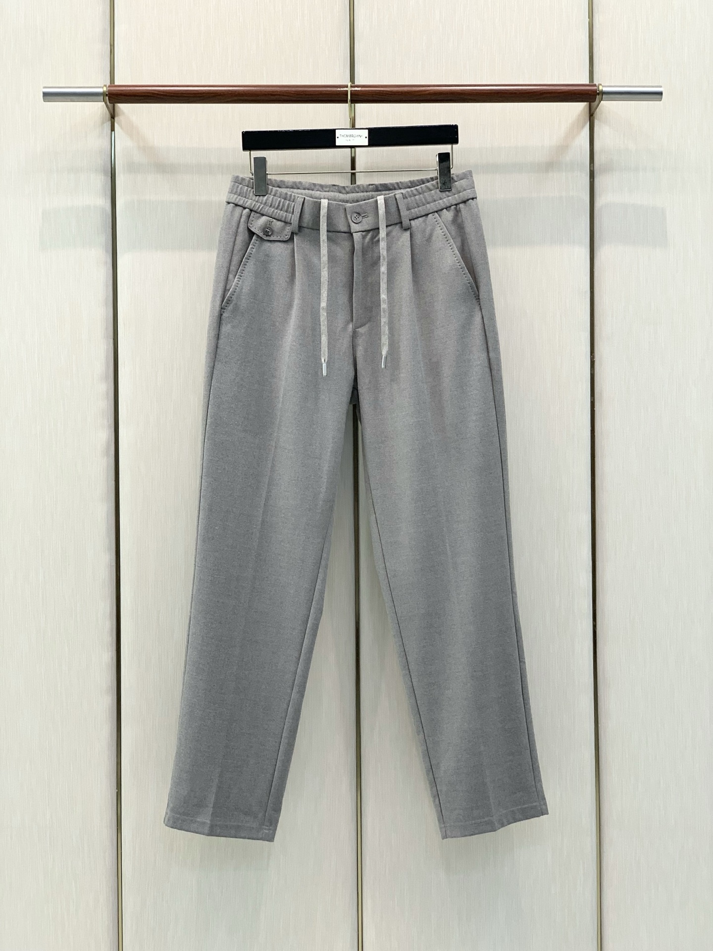 ，Zegna 松紧休闲裤 材质 羊毛混纺 时尚系列，独特设计，抽绳休闲长裤  订纱开始订染和订纺。 国内某大厂出口日本 