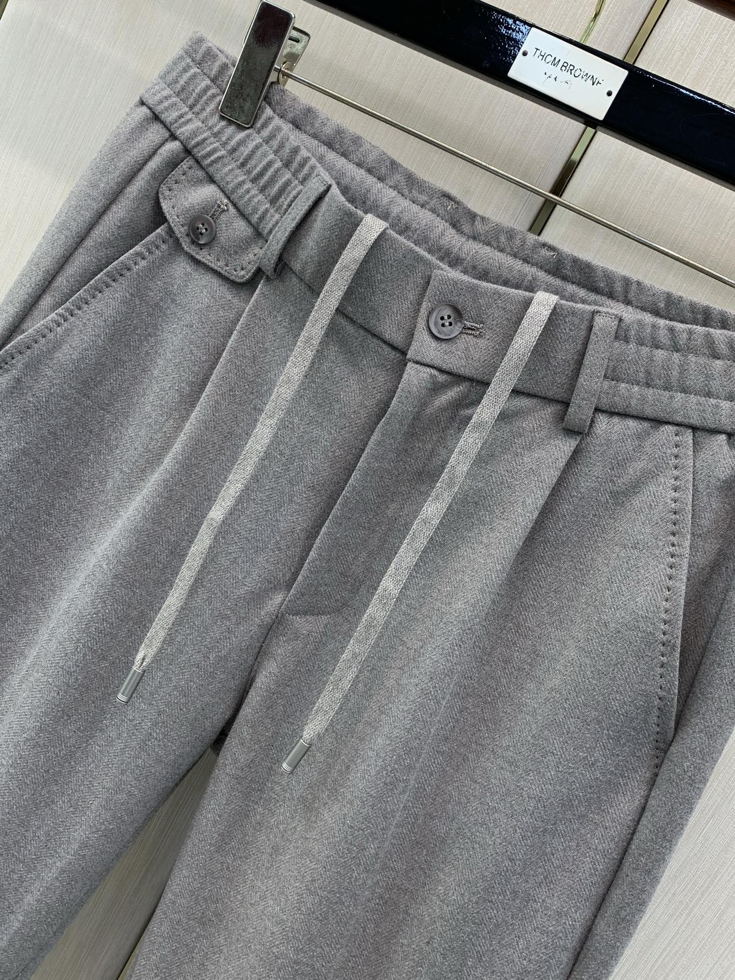 ,Zegna 松紧休闲裤 材质 羊毛混纺 时尚系列,独特设计,抽绳休闲长裤 订纱开始订染和订纺。 国内某大厂出口日本 ,Zegna 松紧休闲裤 材质 羊毛混纺 时尚系列,独特设计,抽绳休闲长裤 订纱开始订染和订纺。 国内某大厂出口日本