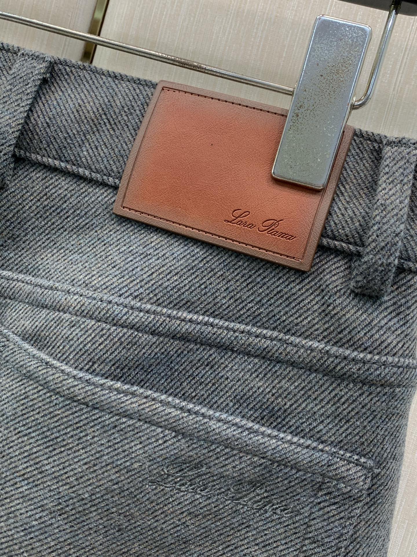 ,Loro Piana 咖啡色 休闲裤 材质 羊毛混纺 时尚系列,独特设计,休闲长裤 订纱开始订染和订纺。 国内某大 ,Loro Piana 咖啡色 休闲裤 材质 羊毛混纺 时尚系列,独特设计,休闲长裤 订纱开始订染和订纺。 国内某大