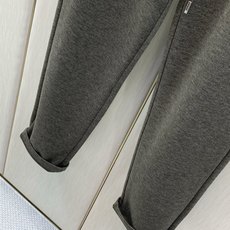 ,Loro Piana松紧运动休闲裤 材质 羊毛混纺 时尚系列,独特设计,抽绳休闲长裤 订纱开始订染和订纺。 国内某 ,Loro Piana松紧运动休闲裤 材质 羊毛混纺 时尚系列,独特设计,抽绳休闲长裤 订纱开始订染和订纺。 国内某