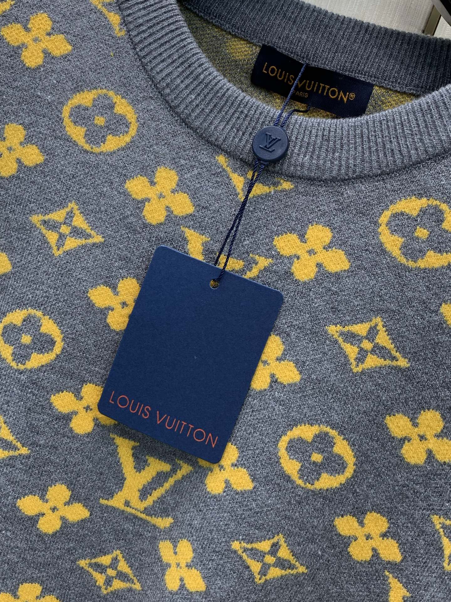 ，LouisVuitton 路易威登，2026冬季最新款，专柜同步有售，原单狠货，时尚休闲圆领长袖针织毛衣，上身很有特点