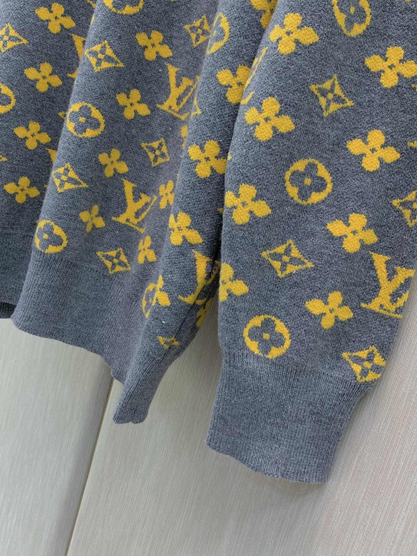 ，LouisVuitton 路易威登，2026冬季最新款，专柜同步有售，原单狠货，时尚休闲圆领长袖针织毛衣，上身很有特点