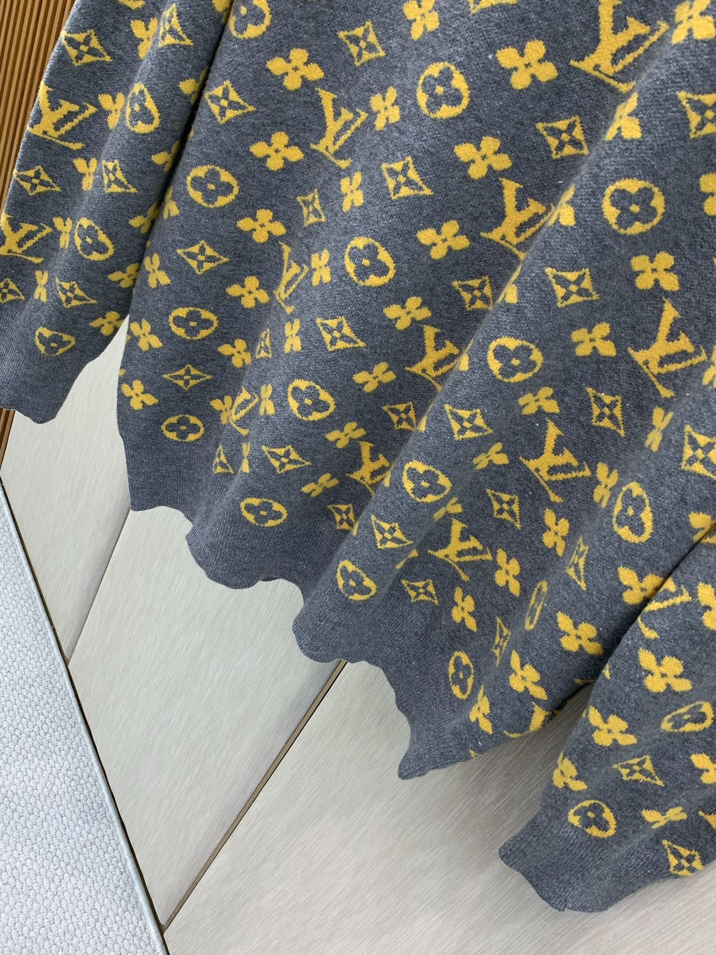 ，LouisVuitton 路易威登，2026冬季最新款，专柜同步有售，原单狠货，时尚休闲圆领长袖针织毛衣，上身很有特点