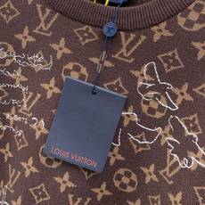 ,LouisVuitton 路易威登,2026冬季最新款,专柜同步有售,原单狠货,时尚休闲圆领长袖针织毛衣,上身很有特点 ,LouisVuitton 路易威登,2026冬季最新款,专柜同步有售,原单狠货,时尚休闲圆领长袖针织毛衣,上身很有特点