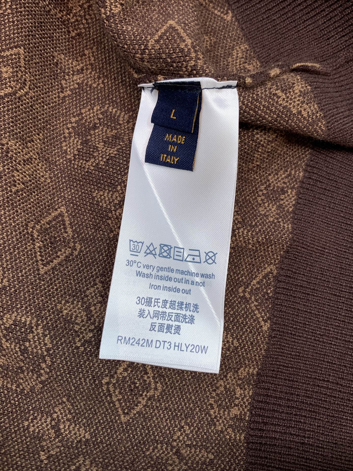 ,LouisVuitton 路易威登,2026冬季最新款,专柜同步有售,原单狠货,时尚休闲圆领长袖针织毛衣,上身很有特点 ,LouisVuitton 路易威登,2026冬季最新款,专柜同步有售,原单狠货,时尚休闲圆领长袖针织毛衣,上身很有特点