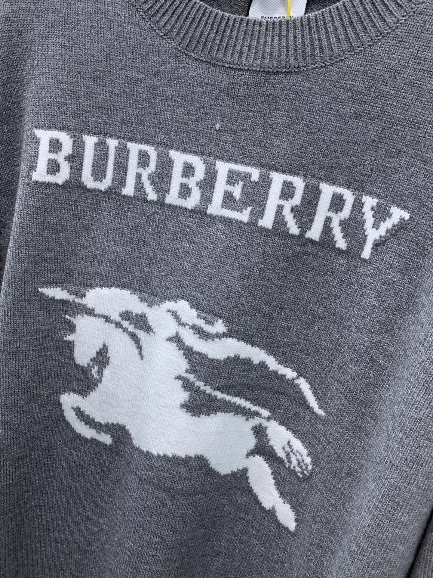 ，Burberry 巴宝莉，2026冬季最新品，专柜同步有售，原单狠货，时尚休闲圆领长袖针织毛衣，进口原版面料，顶级针织