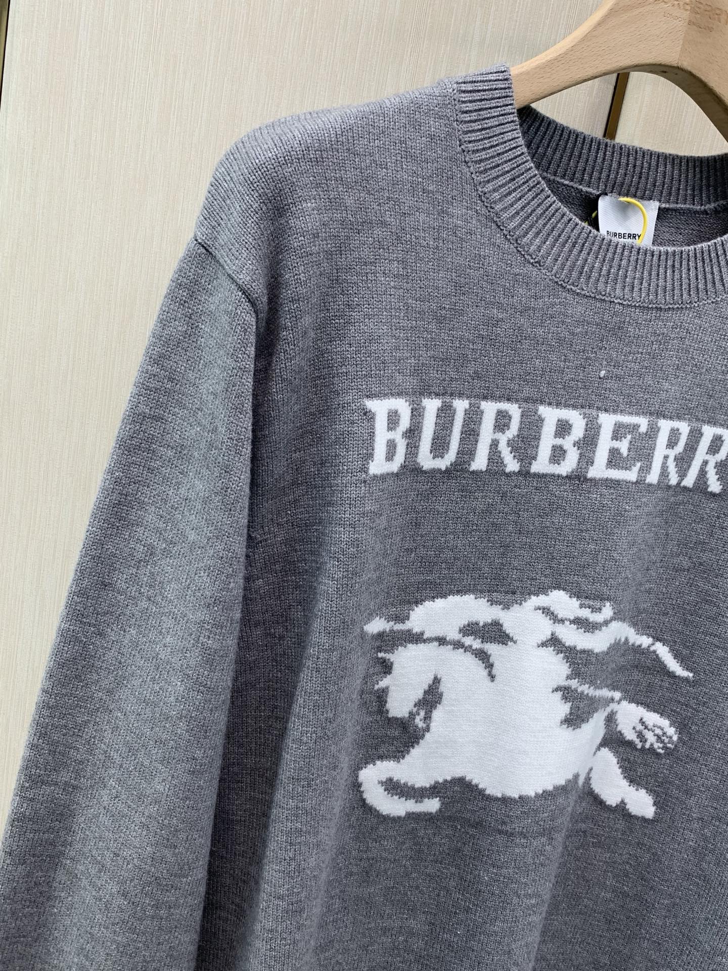 ，Burberry 巴宝莉，2026冬季最新品，专柜同步有售，原单狠货，时尚休闲圆领长袖针织毛衣，进口原版面料，顶级针织
