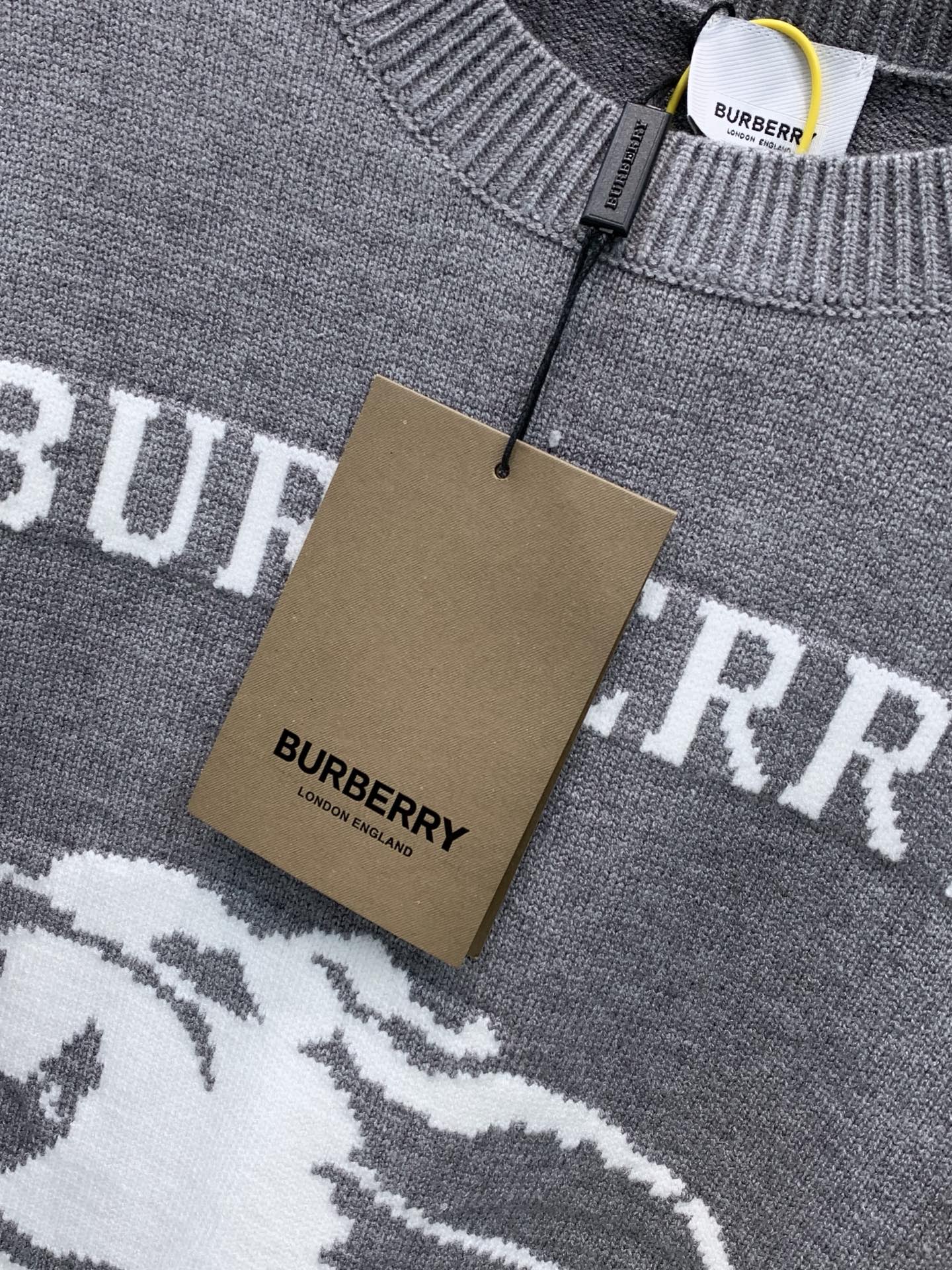 ，Burberry 巴宝莉，2026冬季最新品，专柜同步有售，原单狠货，时尚休闲圆领长袖针织毛衣，进口原版面料，顶级针织