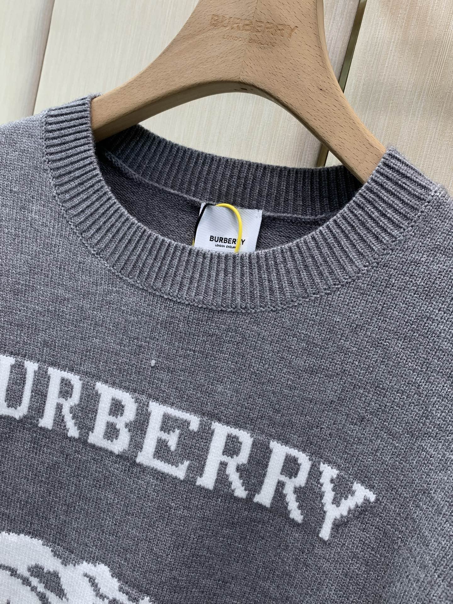 ，Burberry 巴宝莉，2026冬季最新品，专柜同步有售，原单狠货，时尚休闲圆领长袖针织毛衣，进口原版面料，顶级针织