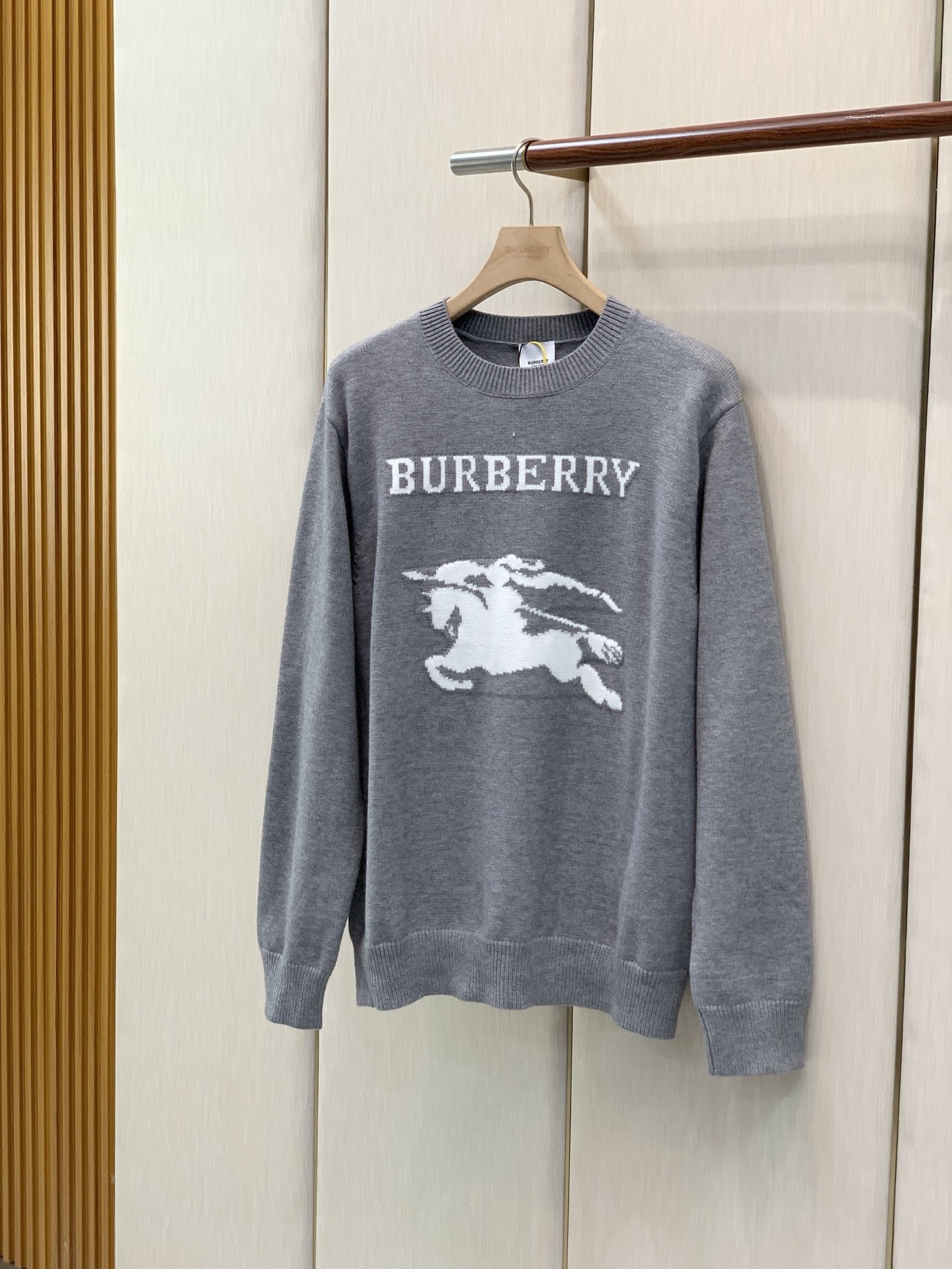 ，Burberry 巴宝莉，2026冬季最新品，专柜同步有售，原单狠货，时尚休闲圆领长袖针织毛衣，进口原版面料，顶级针织
