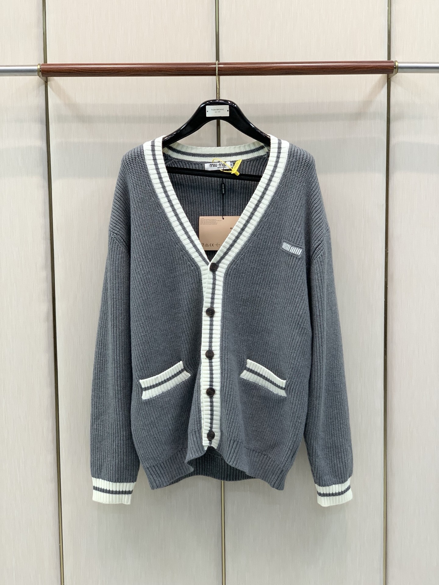 ，miu miu 2026冬季最新品，专柜同步有售，原单狠货，时尚休闲针织开衫毛衣外套，进口原版面料，上身舒适透气，顶级