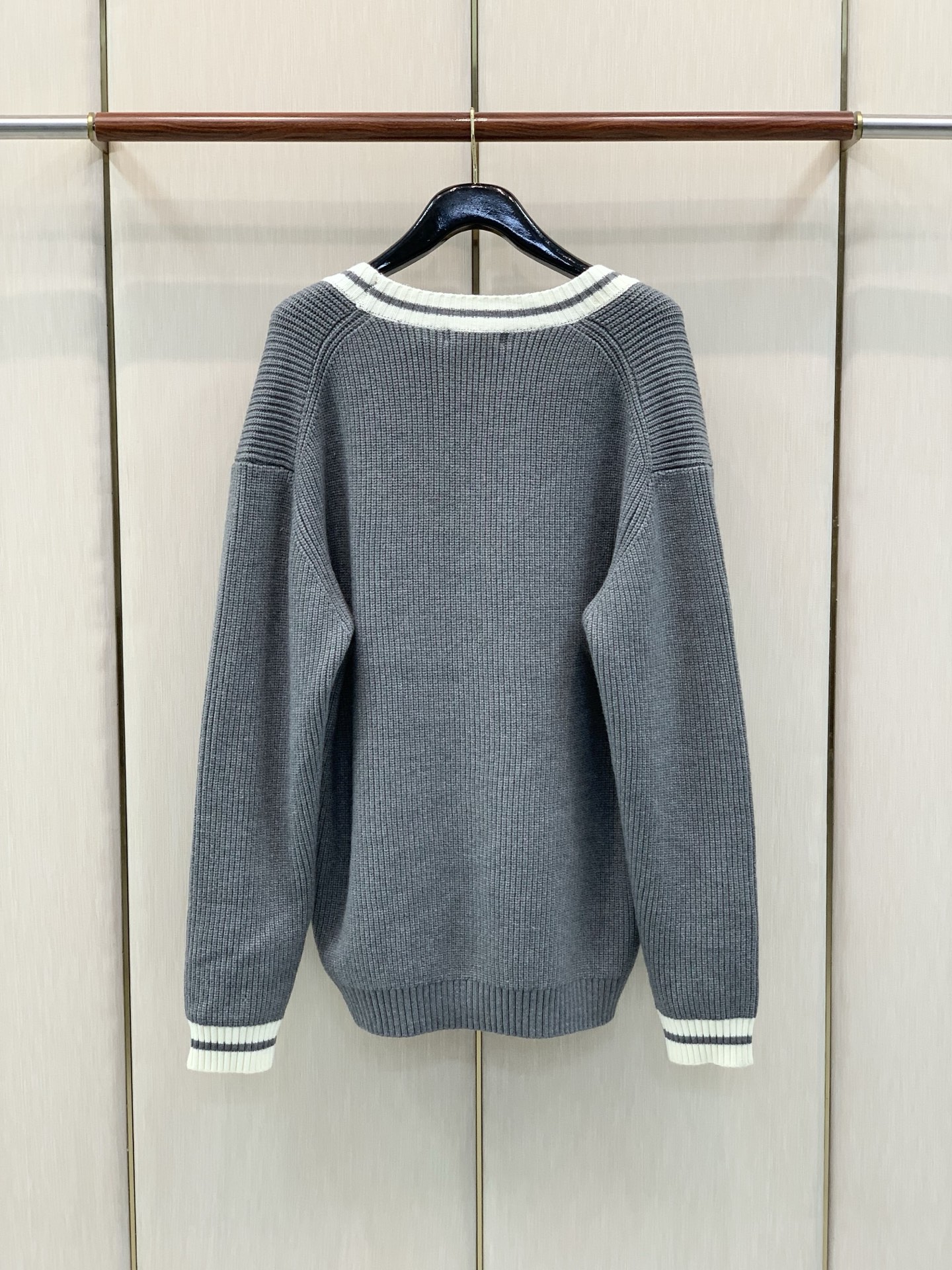 ,miu miu 2026冬季最新品,专柜同步有售,原单狠货,时尚休闲针织开衫毛衣外套,进口原版面料,上身舒适透气,顶级 ,miu miu 2026冬季最新品,专柜同步有售,原单狠货,时尚休闲针织开衫毛衣外套,进口原版面料,上身舒适透气,顶级