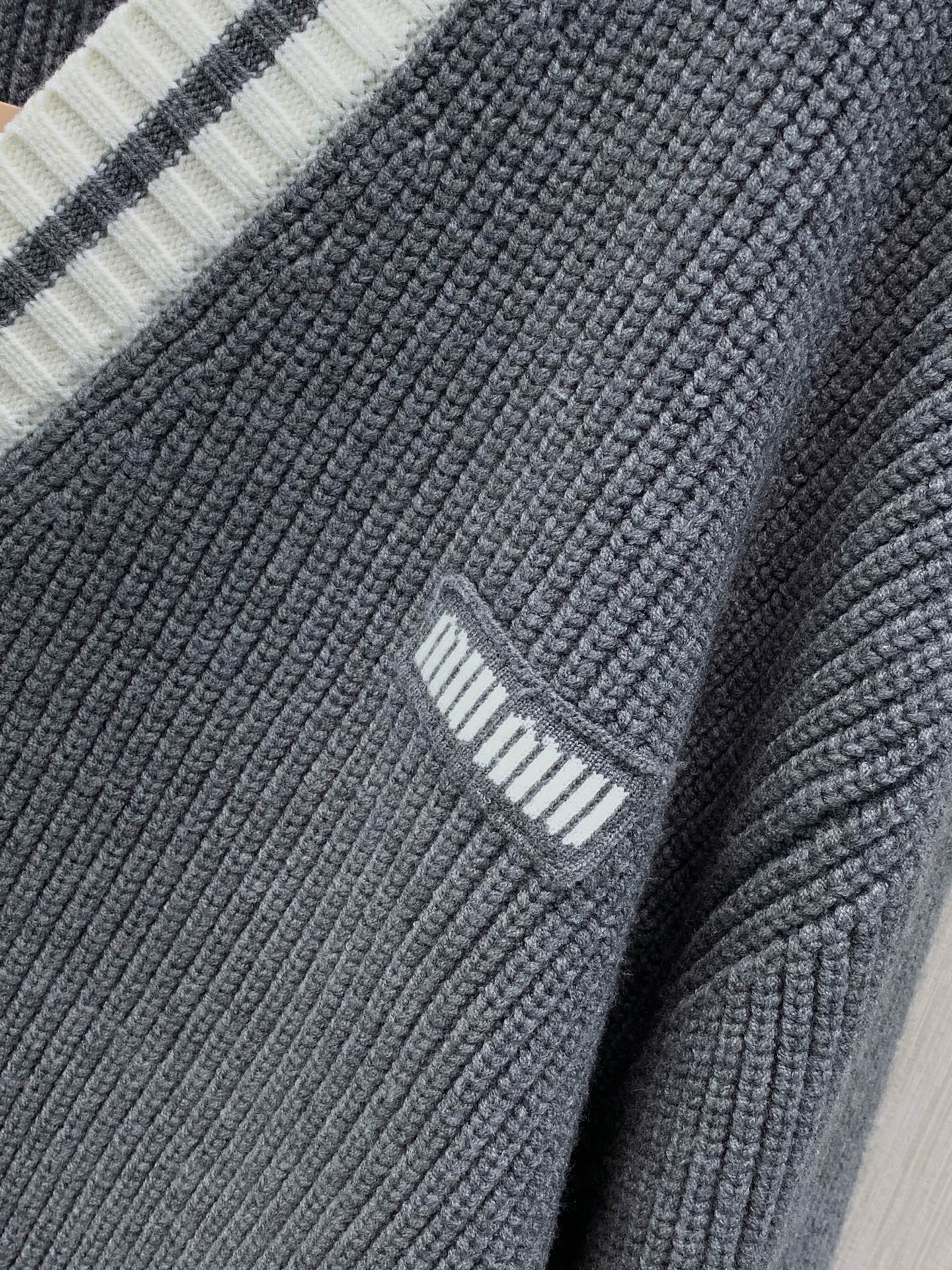 ,miu miu 2026冬季最新品,专柜同步有售,原单狠货,时尚休闲针织开衫毛衣外套,进口原版面料,上身舒适透气,顶级 ,miu miu 2026冬季最新品,专柜同步有售,原单狠货,时尚休闲针织开衫毛衣外套,进口原版面料,上身舒适透气,顶级