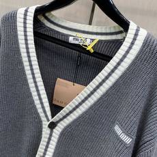 ,miu miu 2026冬季最新品,专柜同步有售,原单狠货,时尚休闲针织开衫毛衣外套,进口原版面料,上身舒适透气,顶级 ,miu miu 2026冬季最新品,专柜同步有售,原单狠货,时尚休闲针织开衫毛衣外套,进口原版面料,上身舒适透气,顶级
