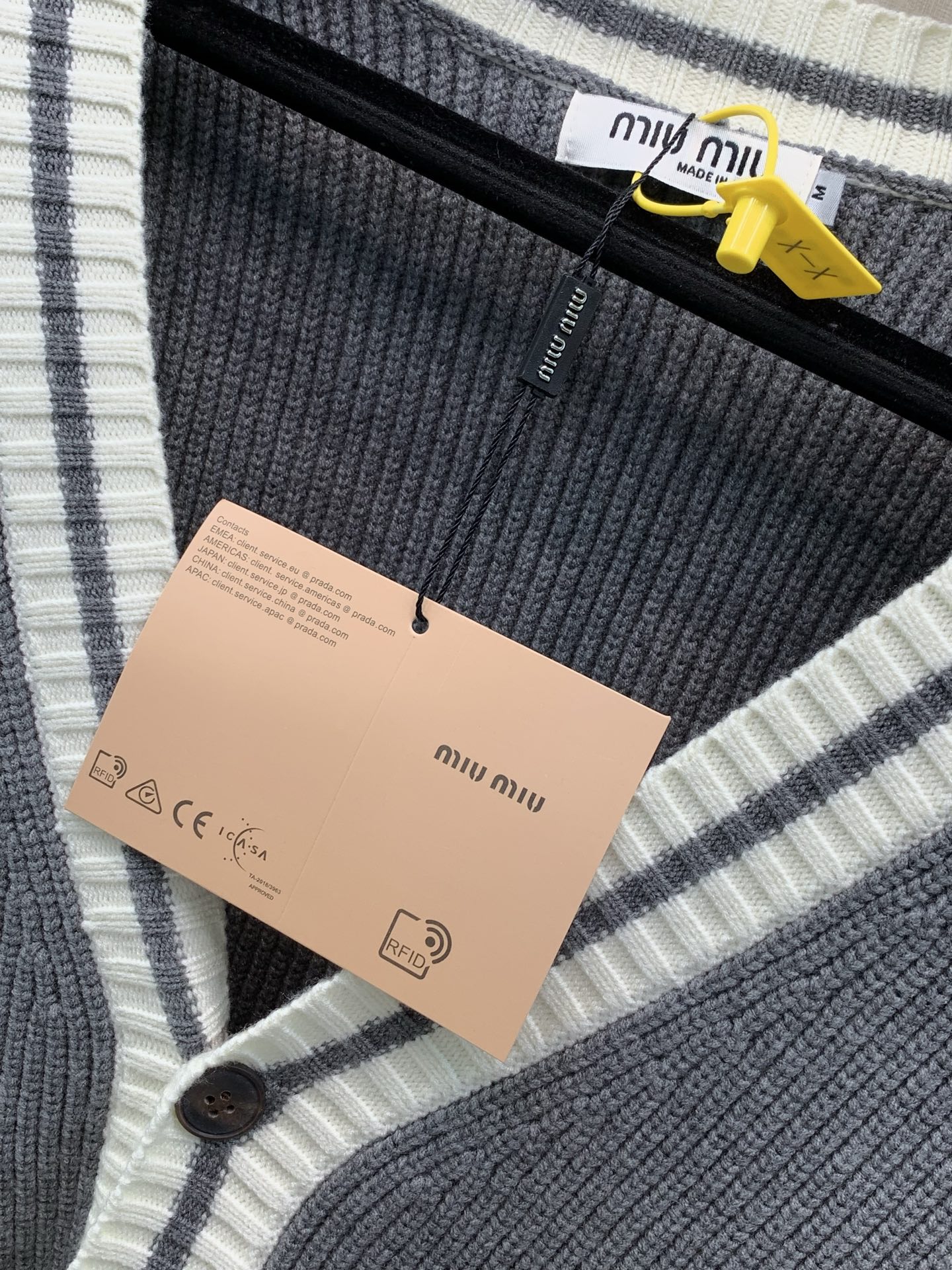 ,miu miu 2026冬季最新品,专柜同步有售,原单狠货,时尚休闲针织开衫毛衣外套,进口原版面料,上身舒适透气,顶级 ,miu miu 2026冬季最新品,专柜同步有售,原单狠货,时尚休闲针织开衫毛衣外套,进口原版面料,上身舒适透气,顶级