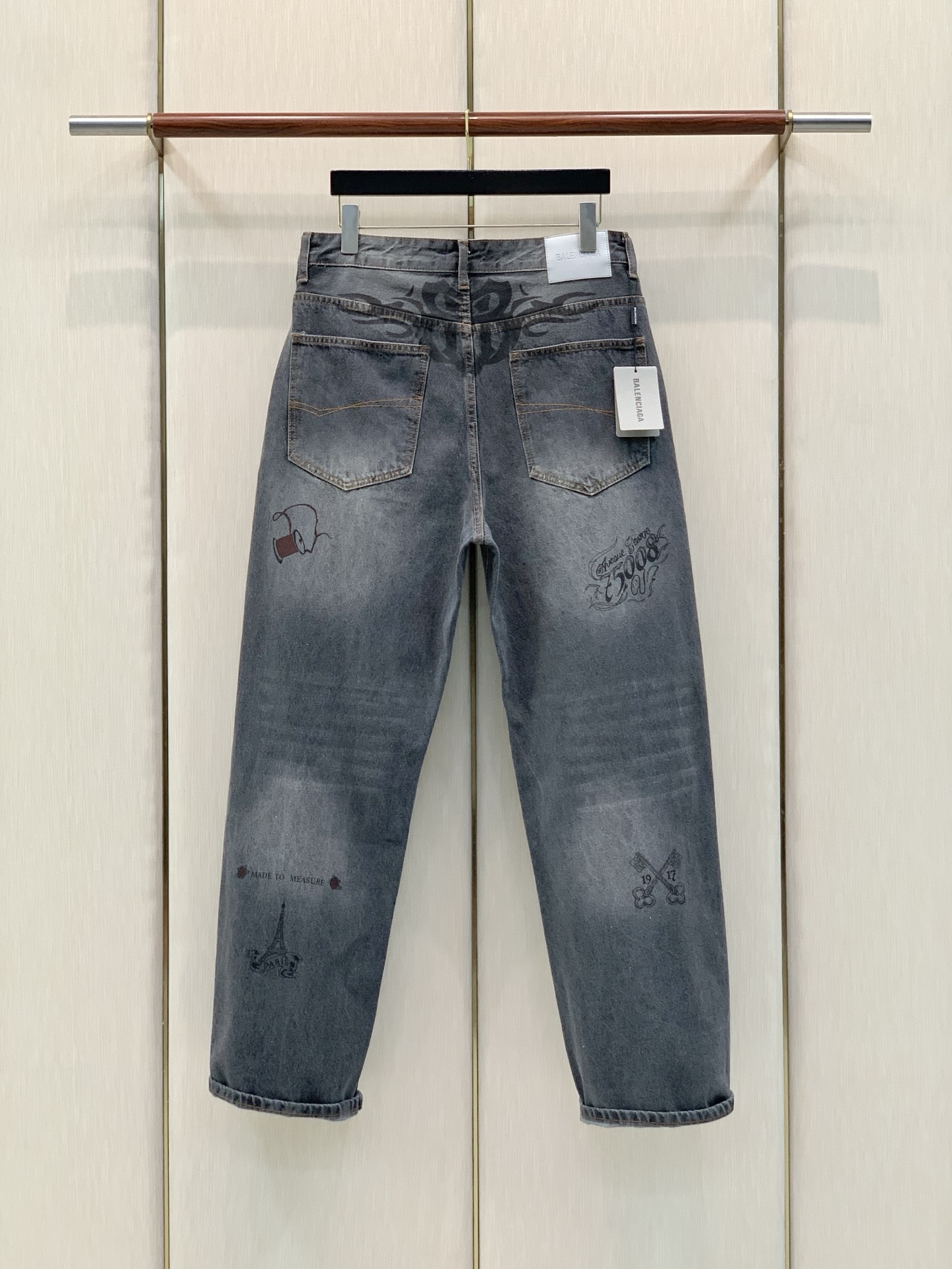 ，Balenciaga 巴黎世家，2026春秋最新品，专柜同步有售，原单狠货，时尚休闲水洗牛仔裤，进口原版水洗弹力面料，
