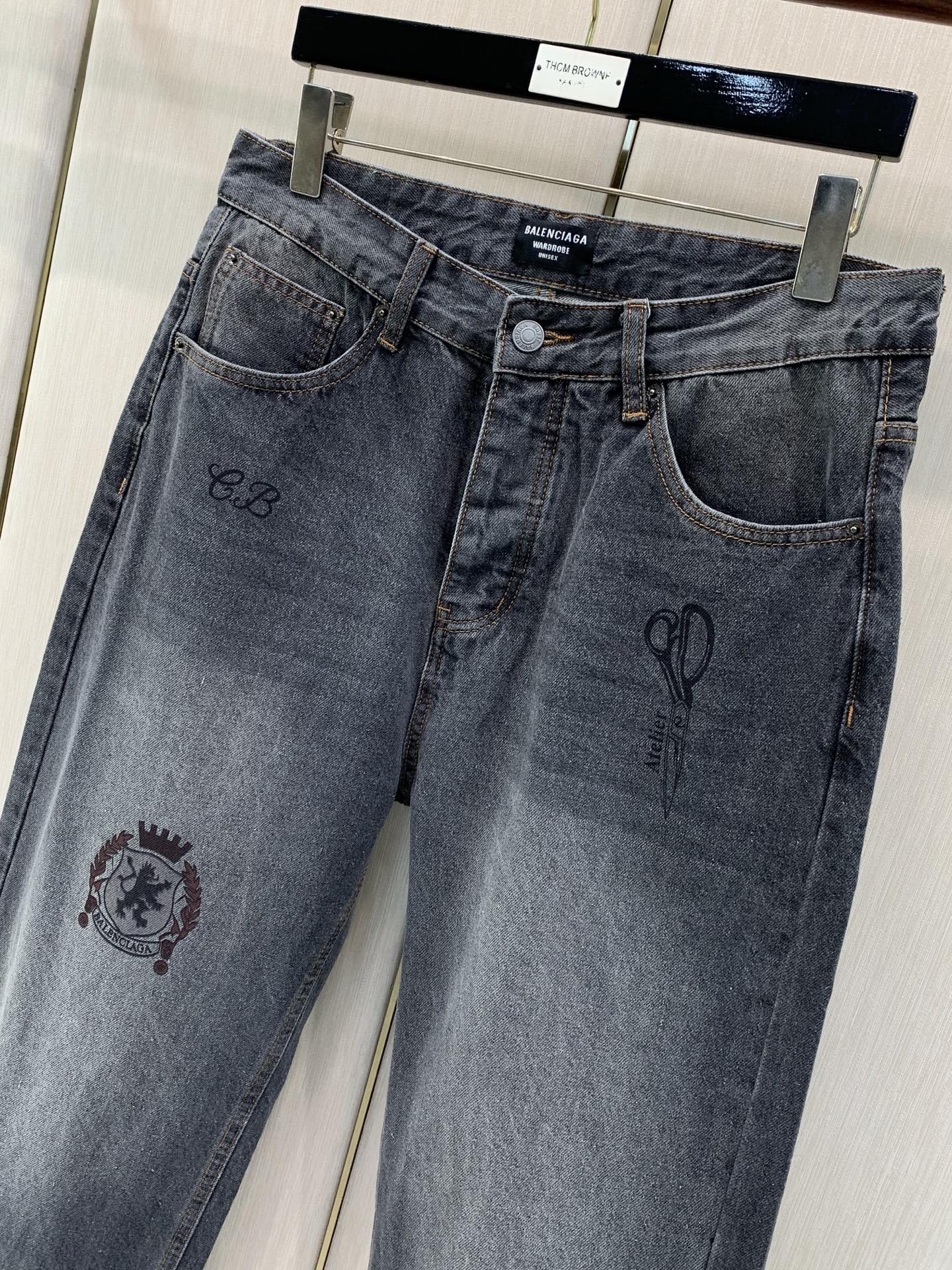，Balenciaga 巴黎世家，2026春秋最新品，专柜同步有售，原单狠货，时尚休闲水洗牛仔裤，进口原版水洗弹力面料，