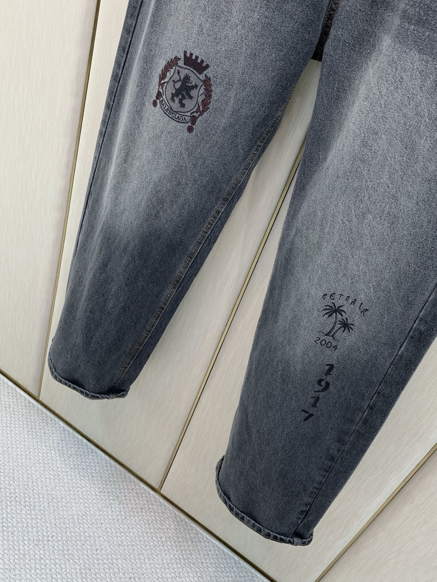 ，Balenciaga 巴黎世家，2026春秋最新品，专柜同步有售，原单狠货，时尚休闲水洗牛仔裤，进口原版水洗弹力面料，