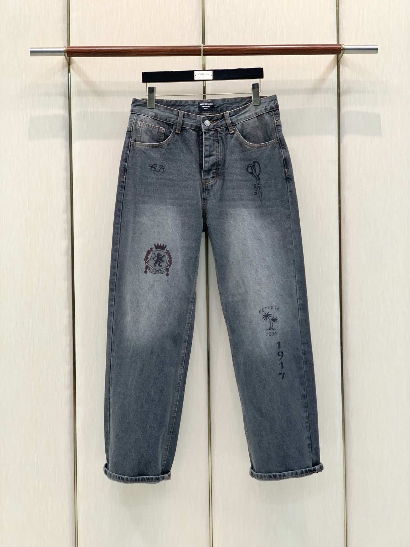 ，Balenciaga 巴黎世家，2026春秋最新品，专柜同步有售，原单狠货，时尚休闲水洗牛仔裤，进口原版水洗弹力面料，