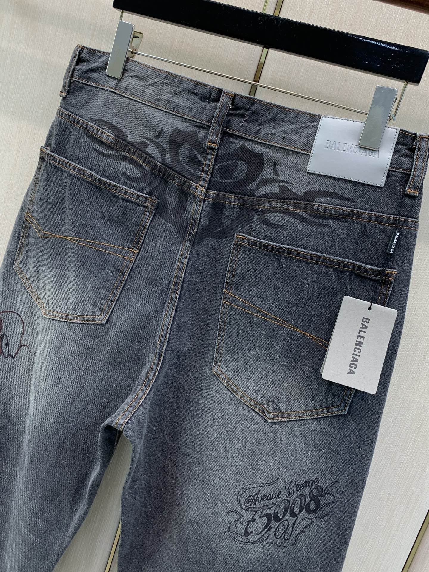 ，Balenciaga 巴黎世家，2026春秋最新品，专柜同步有售，原单狠货，时尚休闲水洗牛仔裤，进口原版水洗弹力面料，