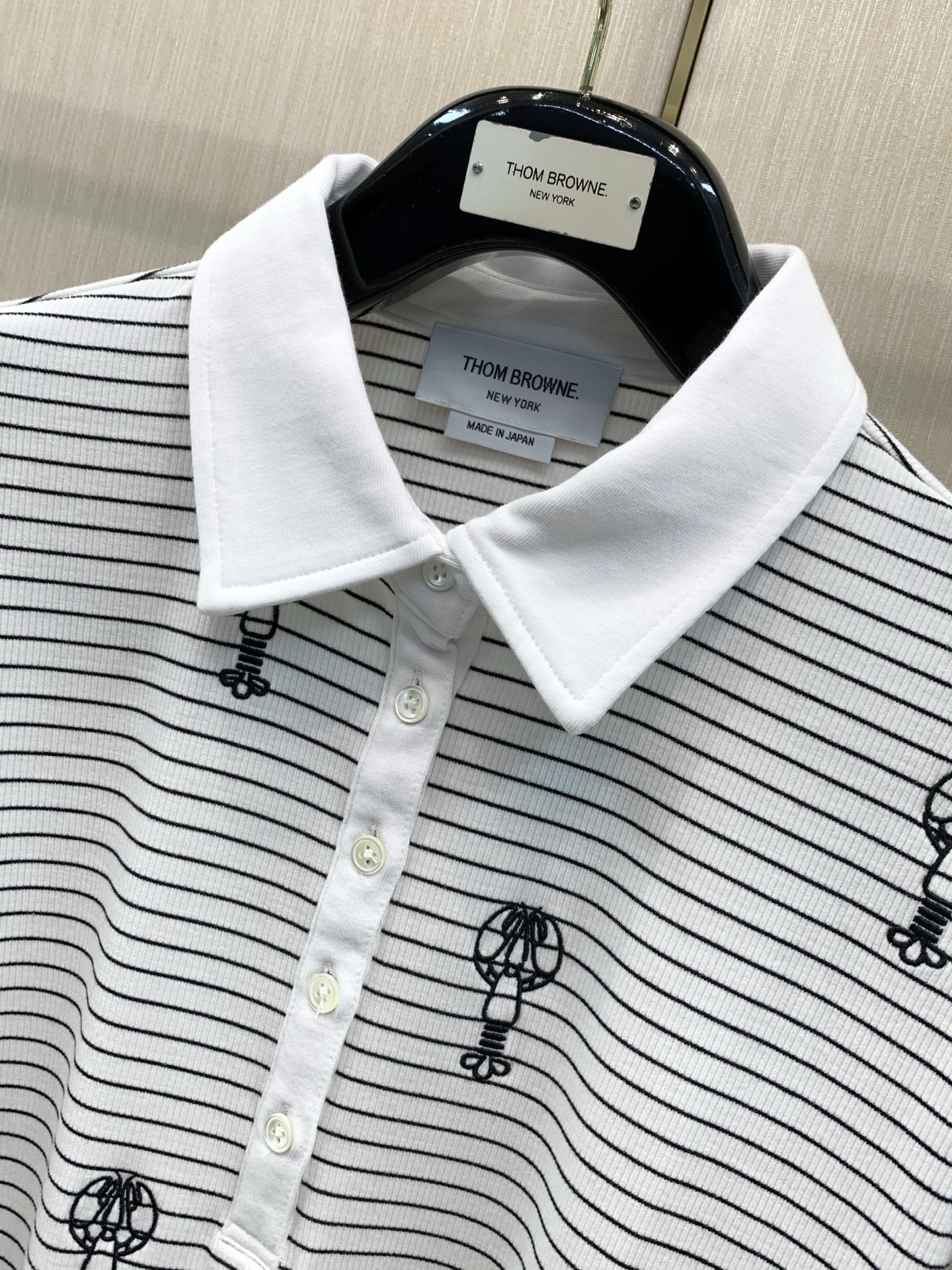 ，Tom Browne 汤姆.布朗，早秋最新品，专柜同步有售，原单狠货，时尚休闲翻领长袖T恤，上身很有特点！吸睛而有亮点