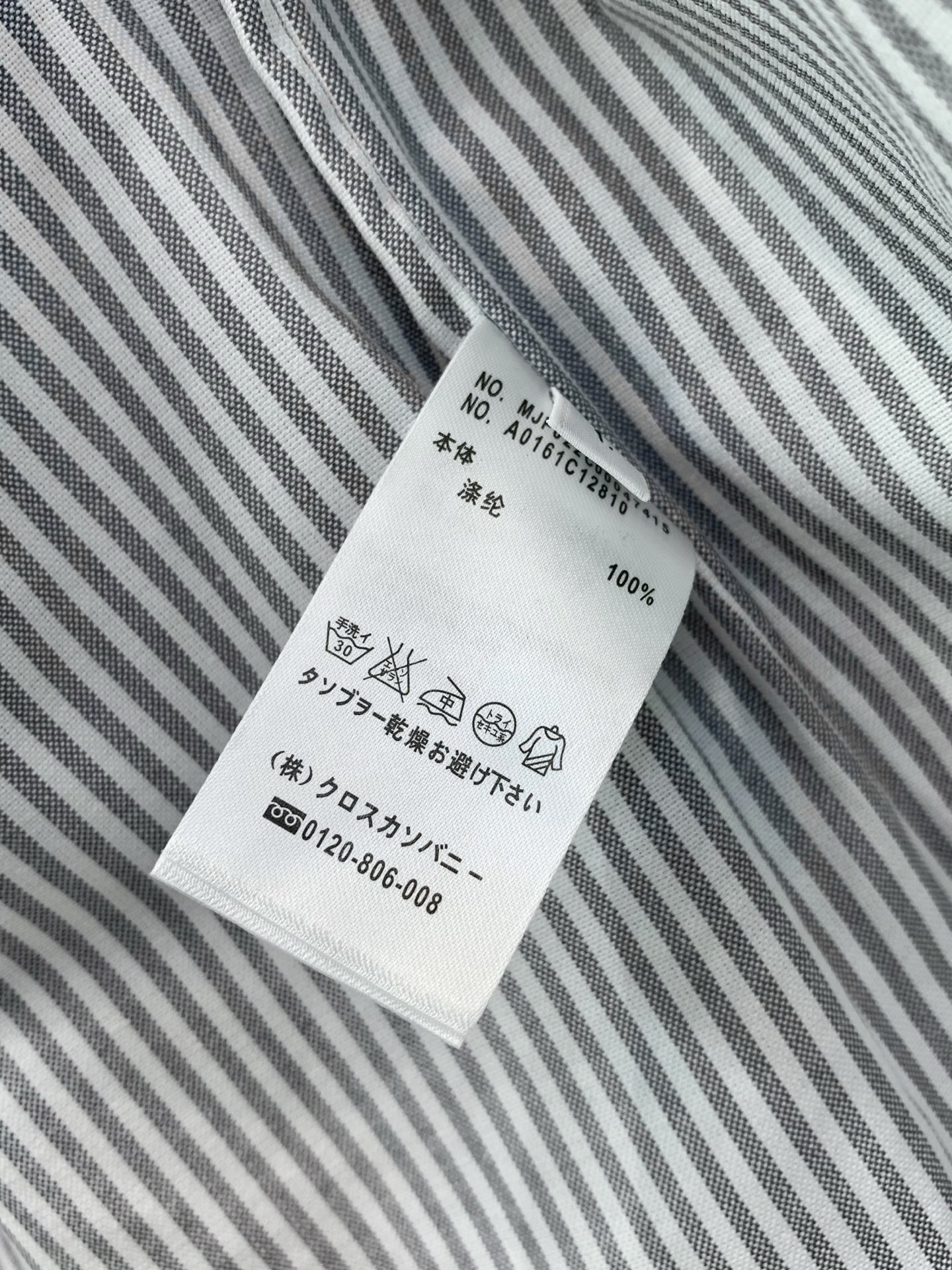 ,Tom Browne 汤姆.布朗,2026秋季最新品,专柜同步有售,原单狠货,时尚休闲连帽外套,上身很有特点!吸睛而有 ,Tom Browne 汤姆.布朗,2026秋季最新品,专柜同步有售,原单狠货,时尚休闲连帽外套,上身很有特点!吸睛而有