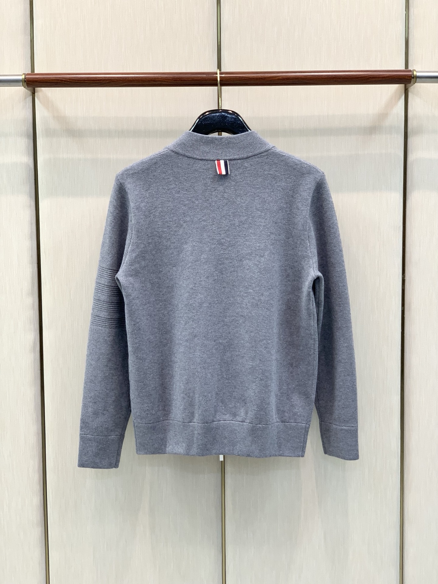,Tom Browne 汤姆.布朗,2026冬季最新品,专柜同步有售,原单狠货,时尚休闲针织开衫毛衣外套,上身很有特点! ,Tom Browne 汤姆.布朗,2026冬季最新品,专柜同步有售,原单狠货,时尚休闲针织开衫毛衣外套,上身很有特点!
