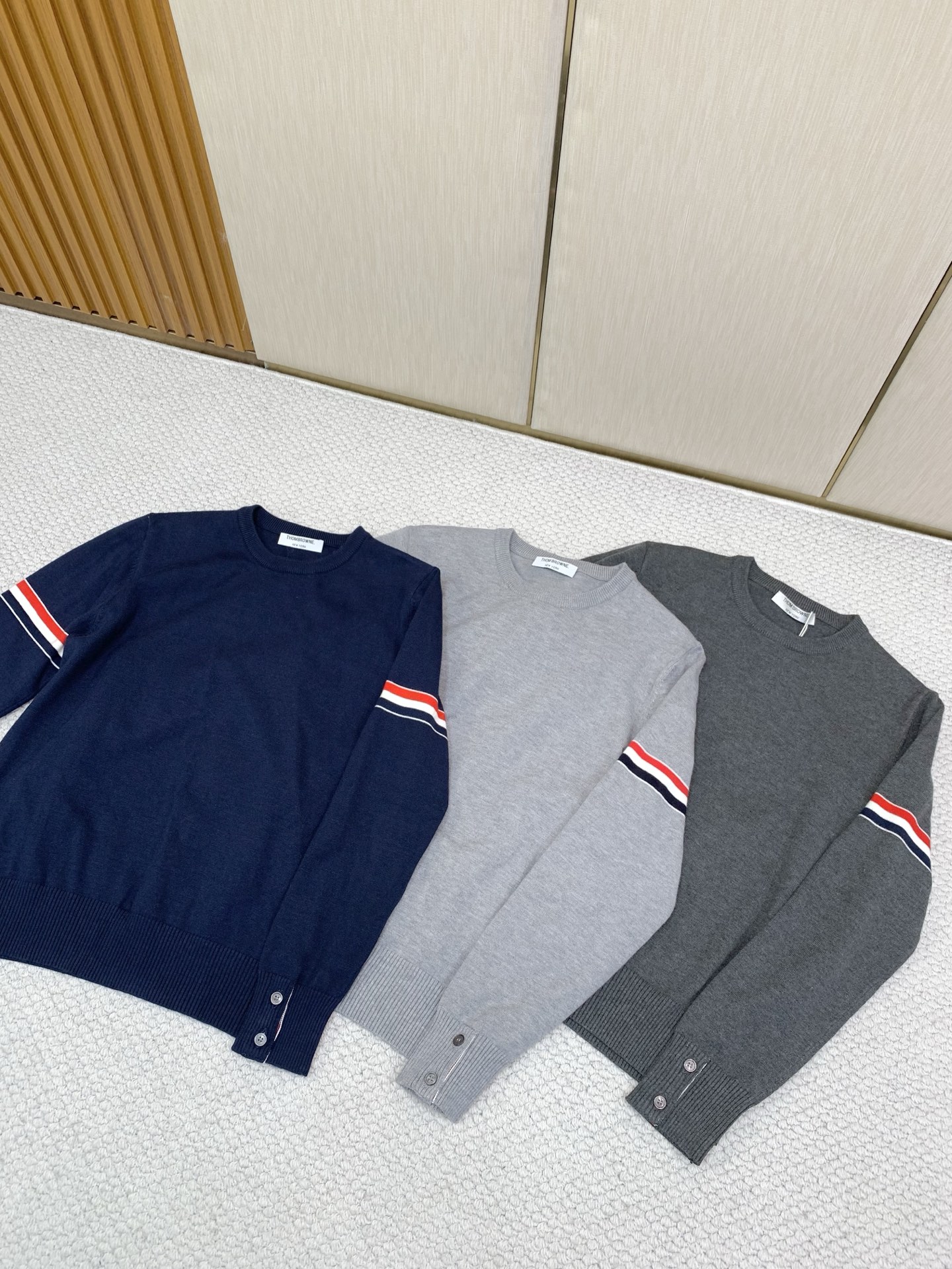，Tom Browne 汤姆.布朗，2026冬季最新品，专柜同步有售，原单狠货，时尚休闲圆领长袖针织毛衣，上身很有特点！