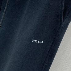 ,PRADA 普拉达,2026秋季最新品,专柜同步有售,时尚休闲裤,进口原版面料,做工极为复杂,唯一可以做代购级别的渠道 ,PRADA 普拉达,2026秋季最新品,专柜同步有售,时尚休闲裤,进口原版面料,做工极为复杂,唯一可以做代购级别的渠道