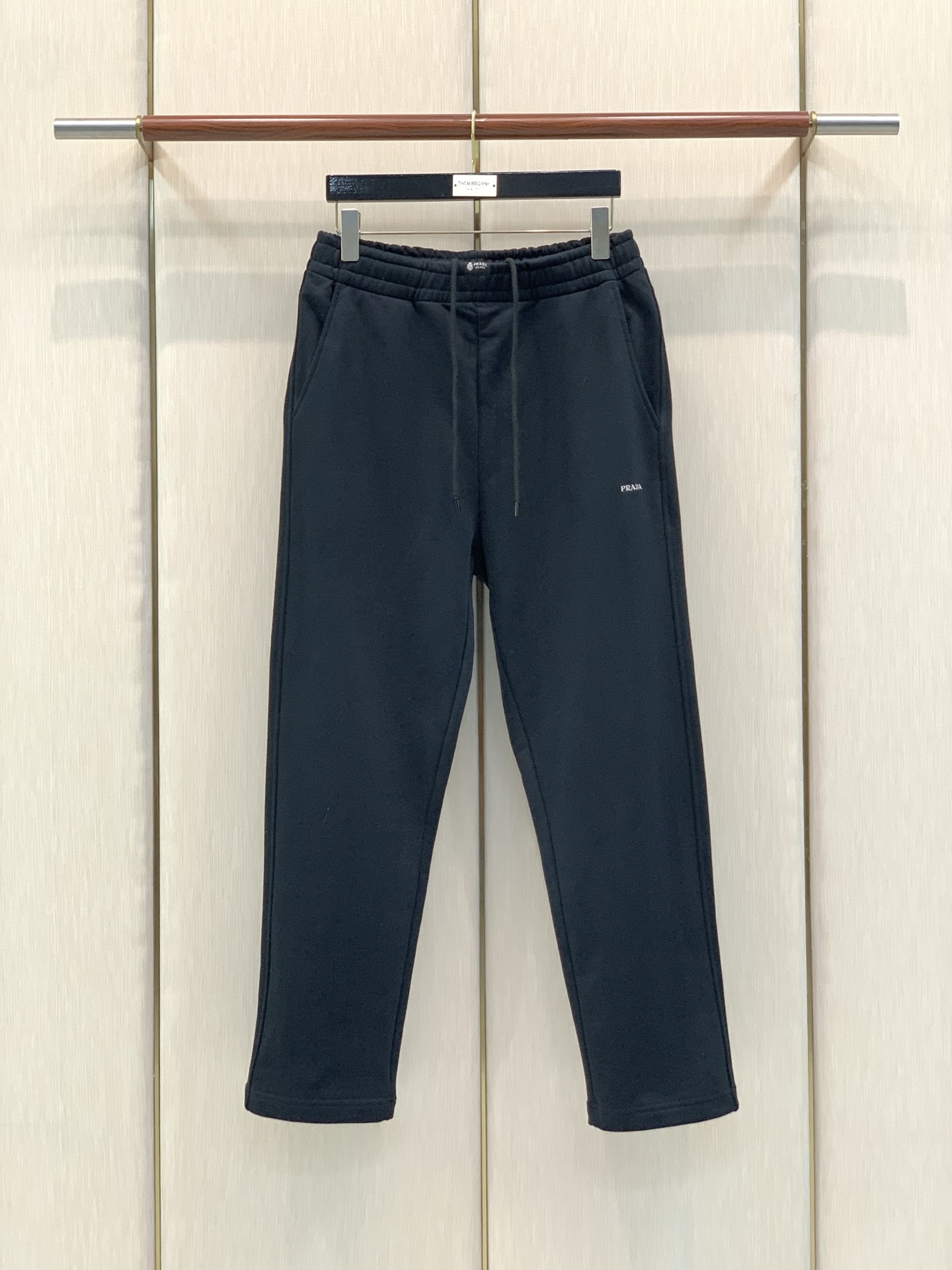 ，PRADA 普拉达，2026秋季最新品，专柜同步有售，时尚休闲裤，进口原版面料，做工极为复杂，唯一可以做代购级别的渠道