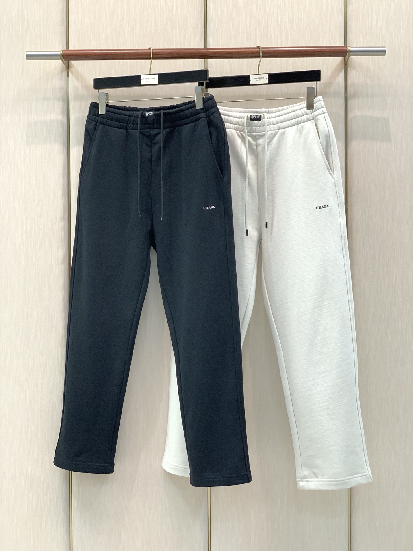 ,PRADA 普拉达,2026秋季最新品,专柜同步有售,时尚休闲裤,进口原版面料,做工极为复杂,唯一可以做代购级别的渠道 ,PRADA 普拉达,2026秋季最新品,专柜同步有售,时尚休闲裤,进口原版面料,做工极为复杂,唯一可以做代购级别的渠道