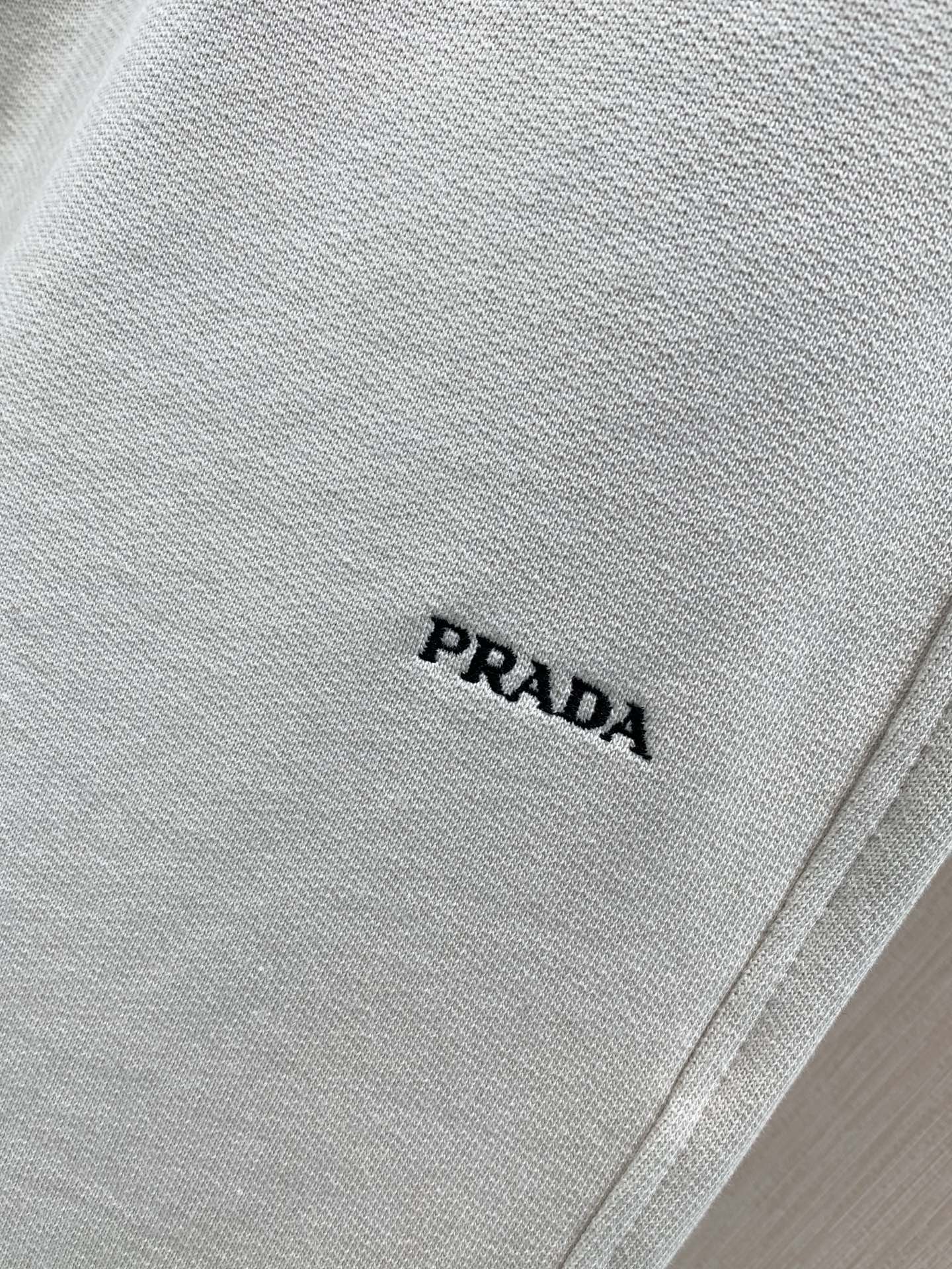 ,PRADA 普拉达,2026秋季最新品,专柜同步有售,时尚休闲裤,进口原版面料,做工极为复杂,唯一可以做代购级别的渠道 ,PRADA 普拉达,2026秋季最新品,专柜同步有售,时尚休闲裤,进口原版面料,做工极为复杂,唯一可以做代购级别的渠道